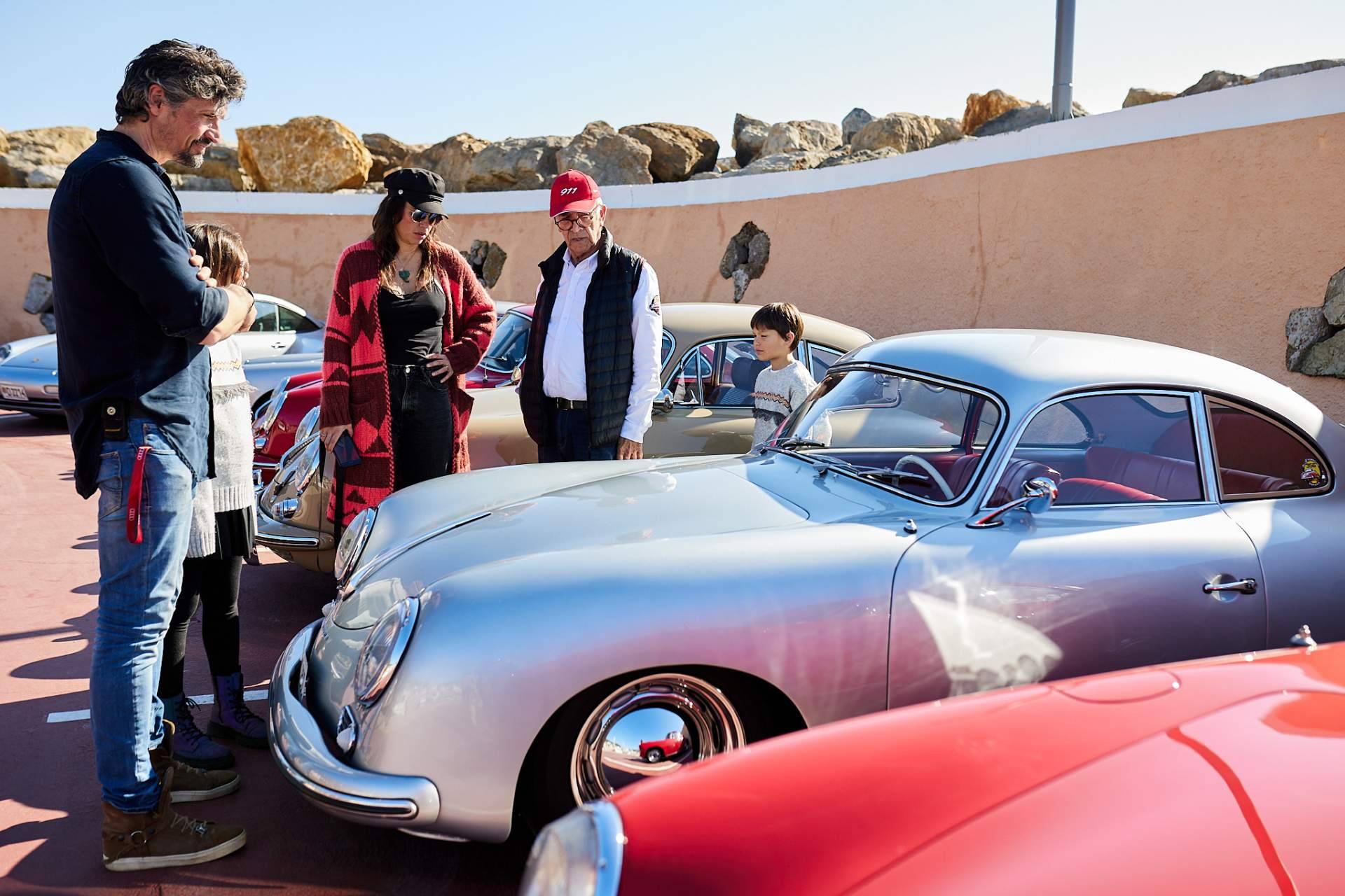 La ruta Porsche Girona reúne a más de 30 coches clásicos