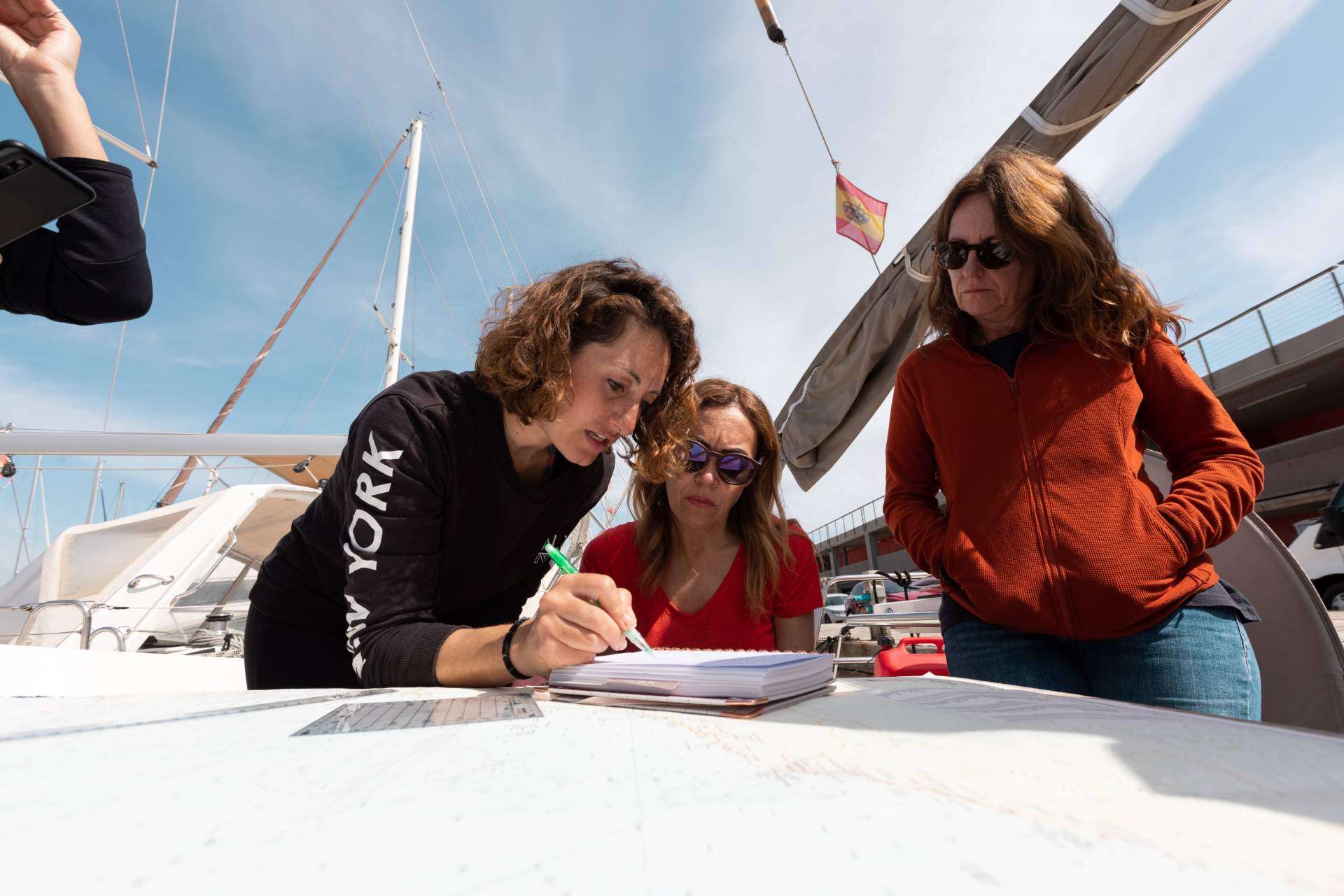 ¿Qué se necesita para navegar a vela un barco moderno? Alamar Sailing