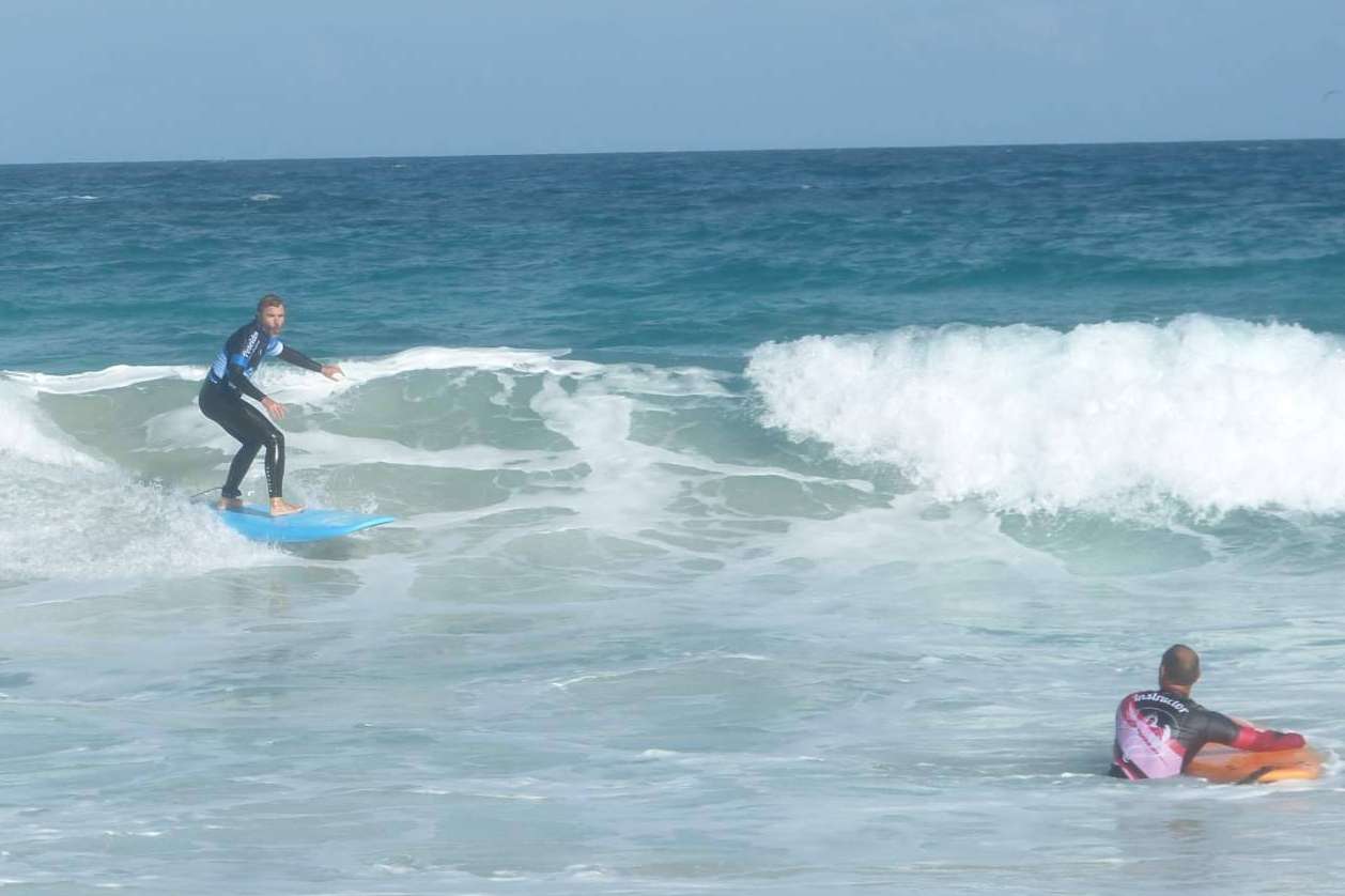 Poseidón Surf Academy recalca la importancia de aprender a surfear en una escuela