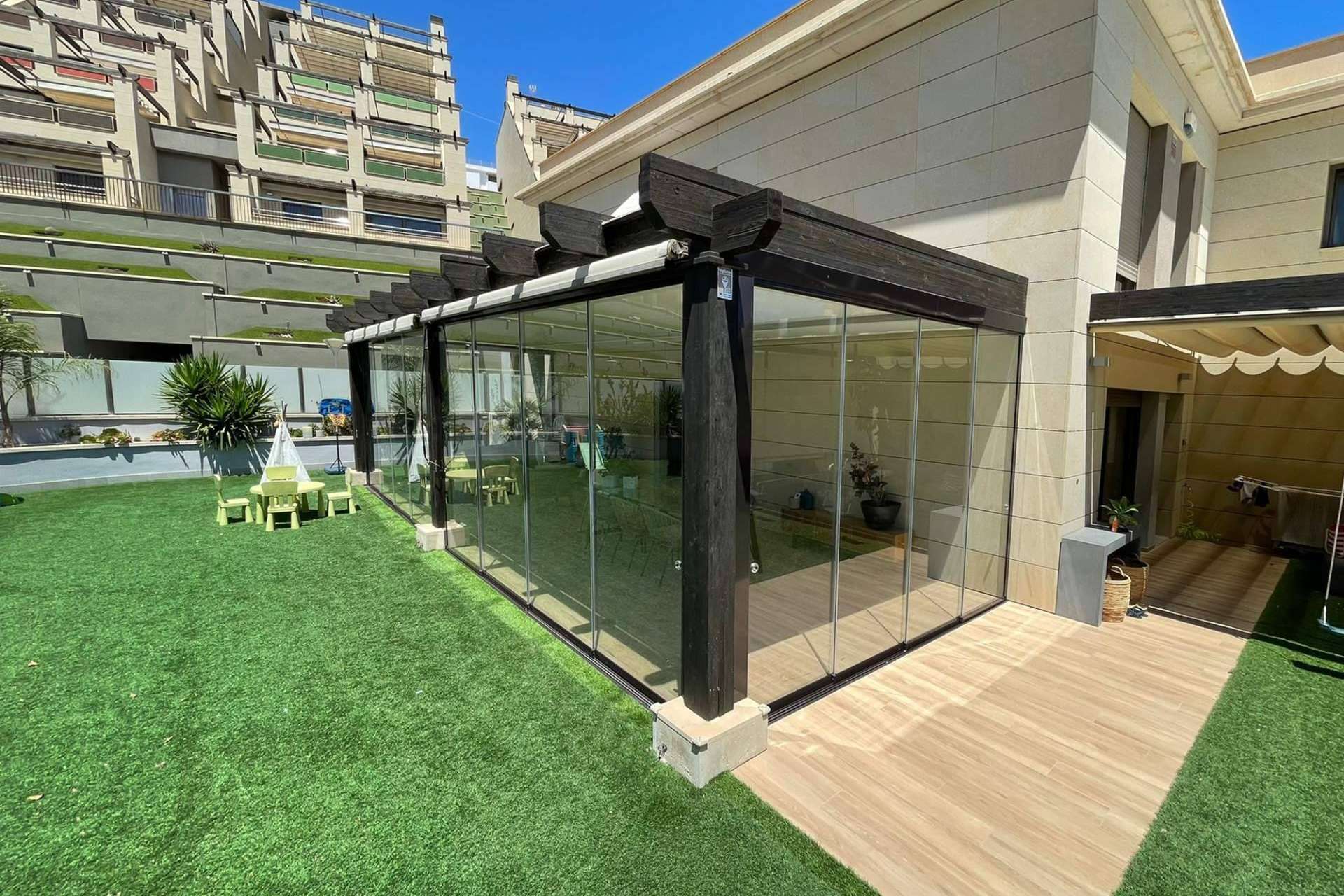 Airclos ofrece ideas y sistemas para cerrar un porche con los mejores materiales