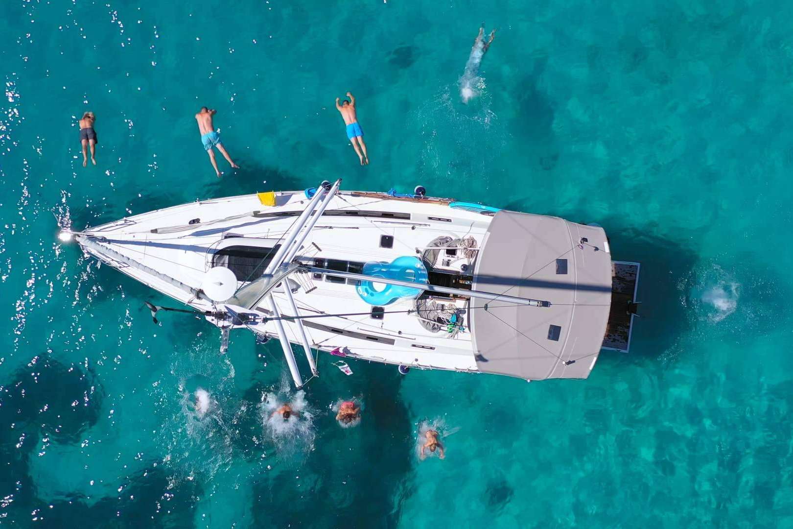Despedida de soltero en barco por la costa de Alicante, de la mano de Karamba