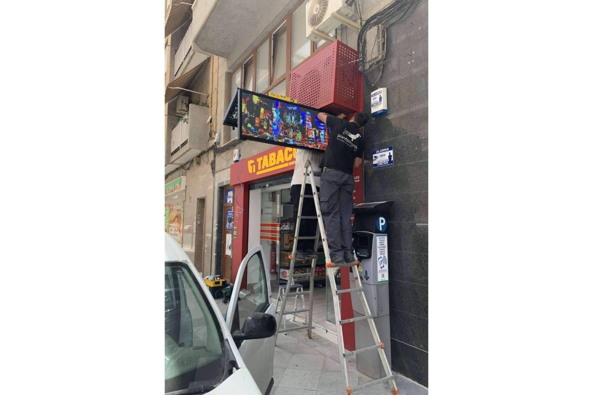 Las banderolas electrónicas se posicionan como una herramienta clave para la publicidad exterior de hoy