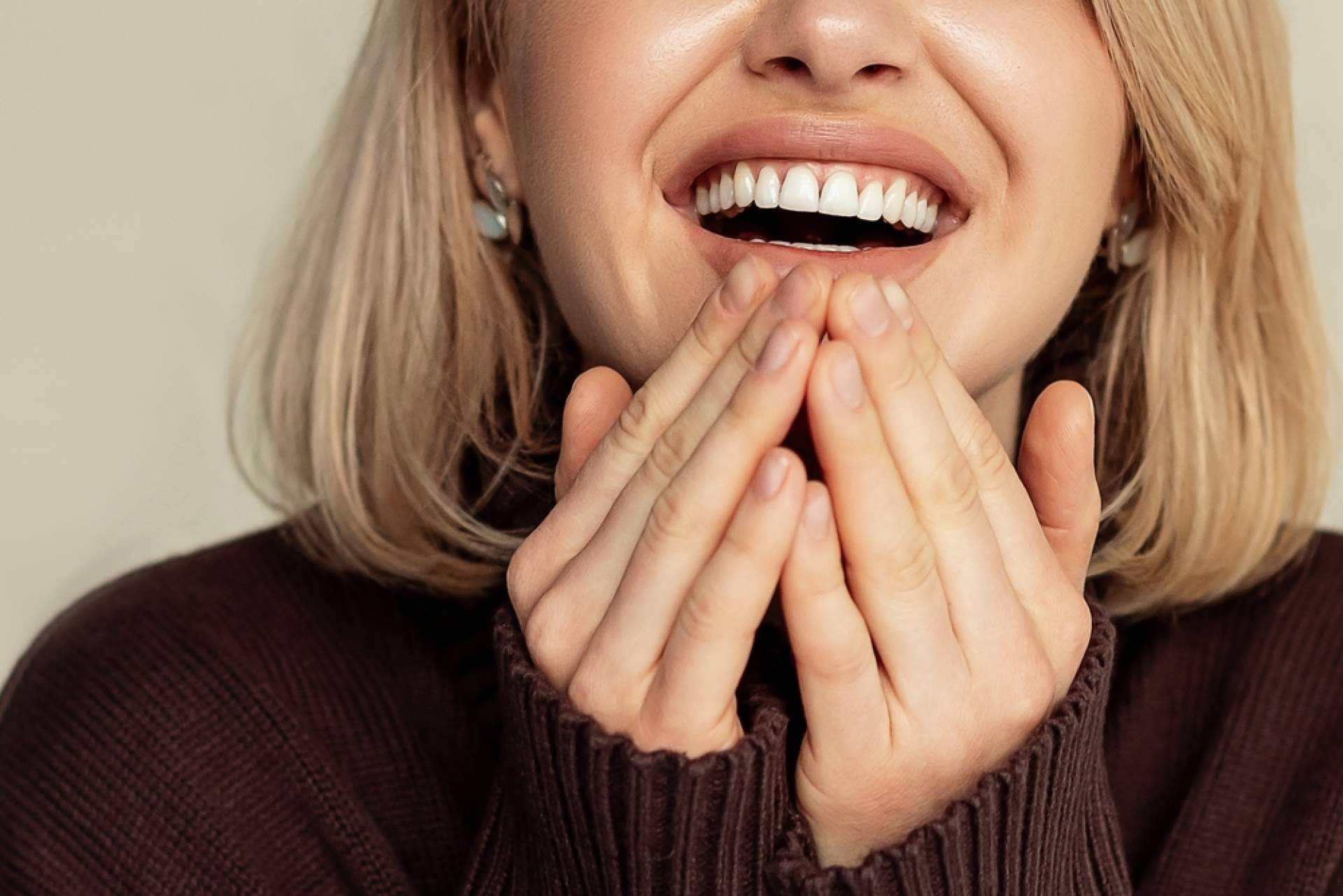 Conseguir resultados naturales con las microcarillas dentales de Carlos Saíz Smile