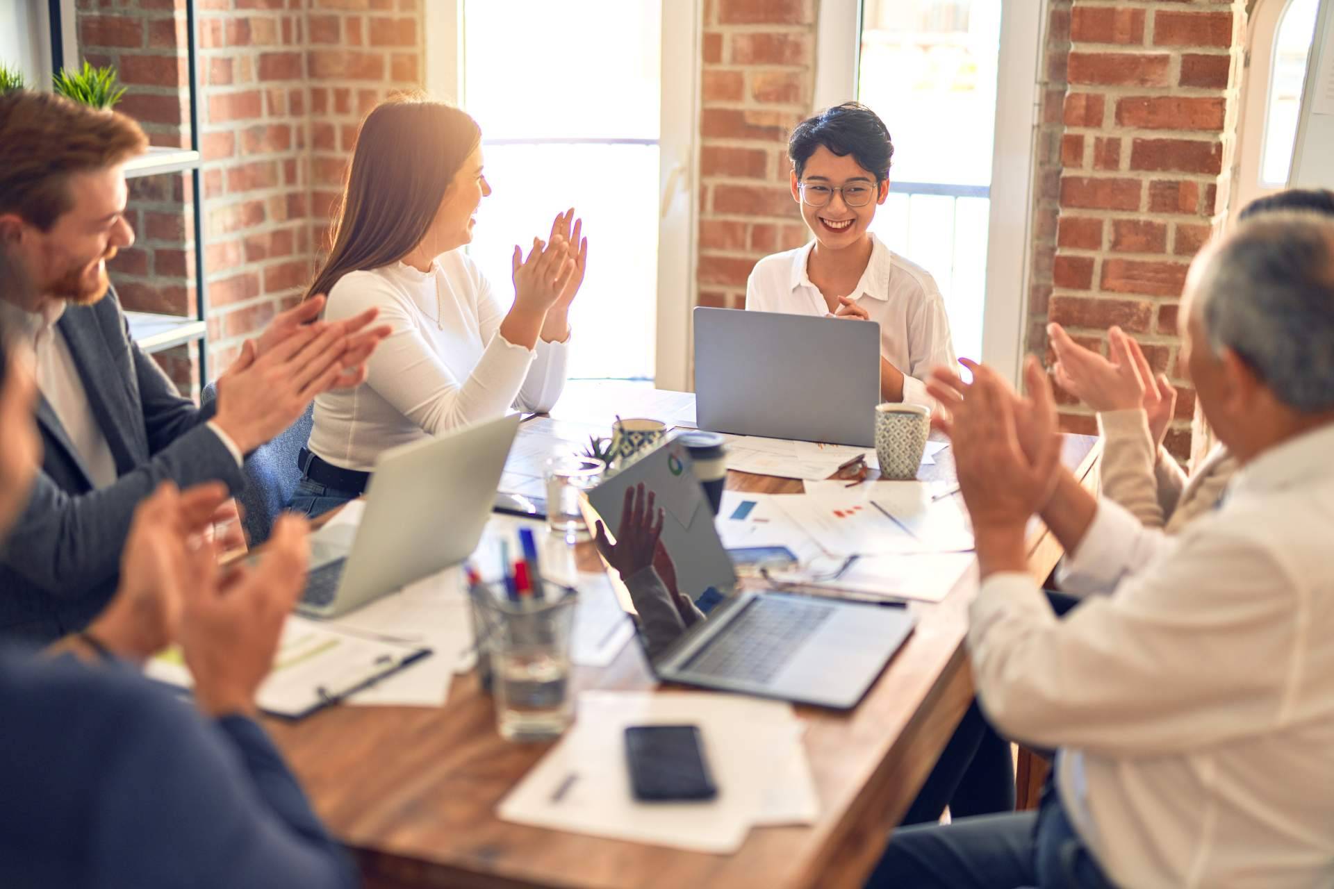 ¿Cómo aumentar la felicidad de los equipos en una empresa?