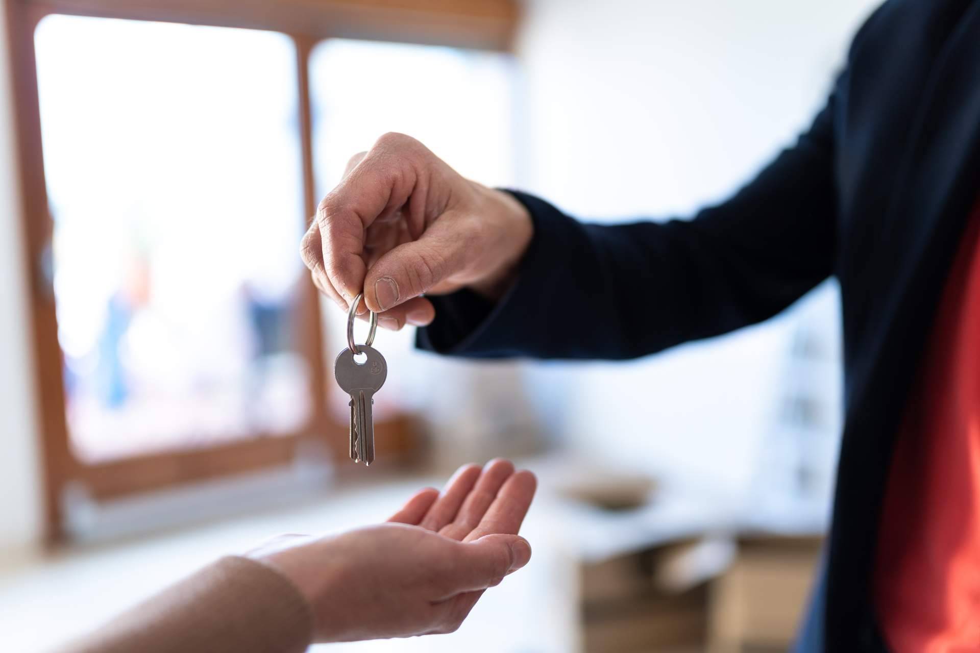 ¿Se puede vender la nuda propiedad y seguir viviendo en la vivienda?