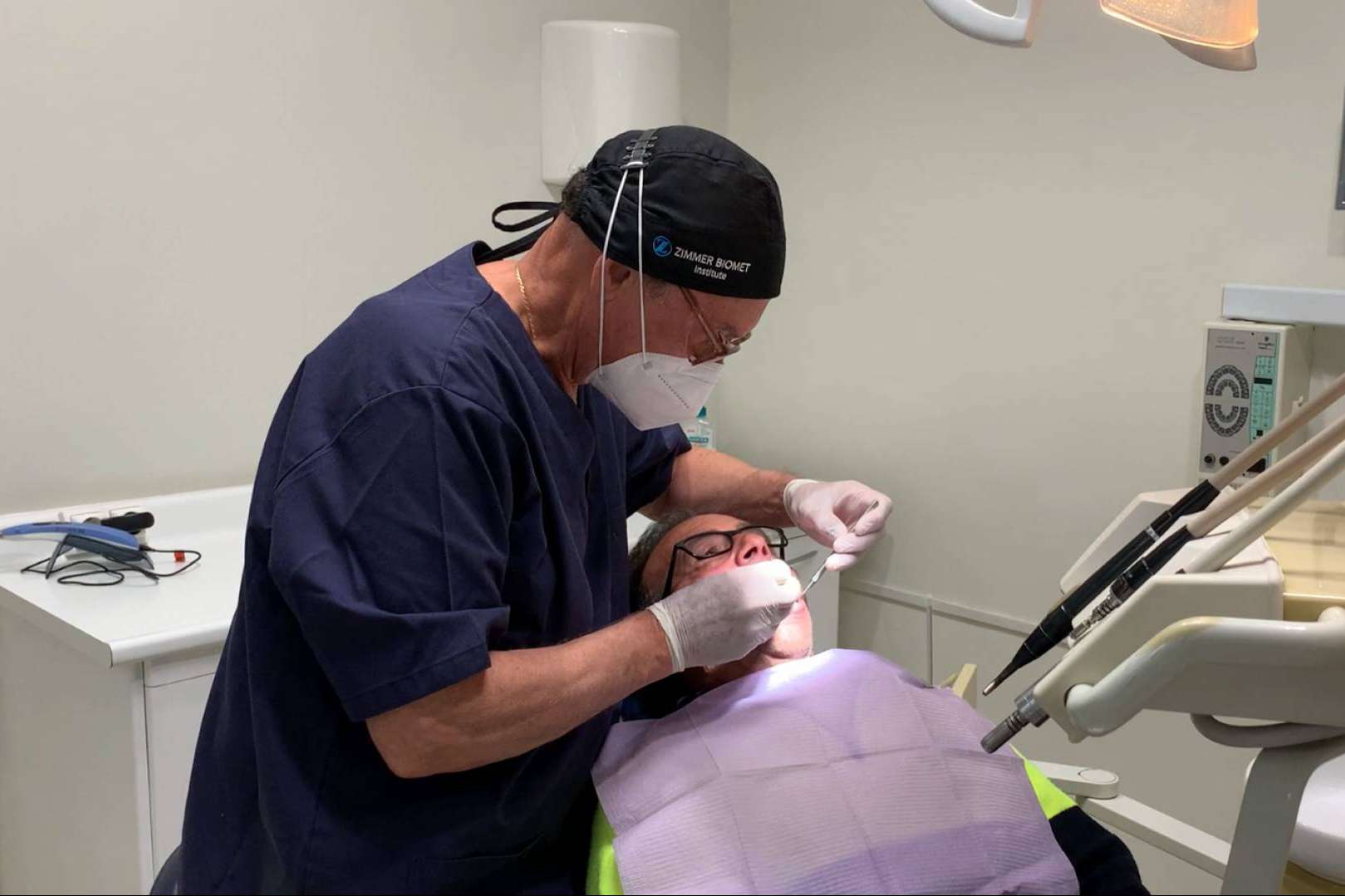 Silverio Blanco del Campo, más de 35 años cuidando de la salud bucodental de los asturianos