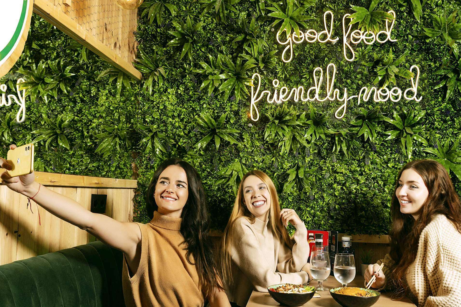 La variedad de sabores gastronómicos del restaurante Poké Friendly en Madrid, concienciado con el medioambiente