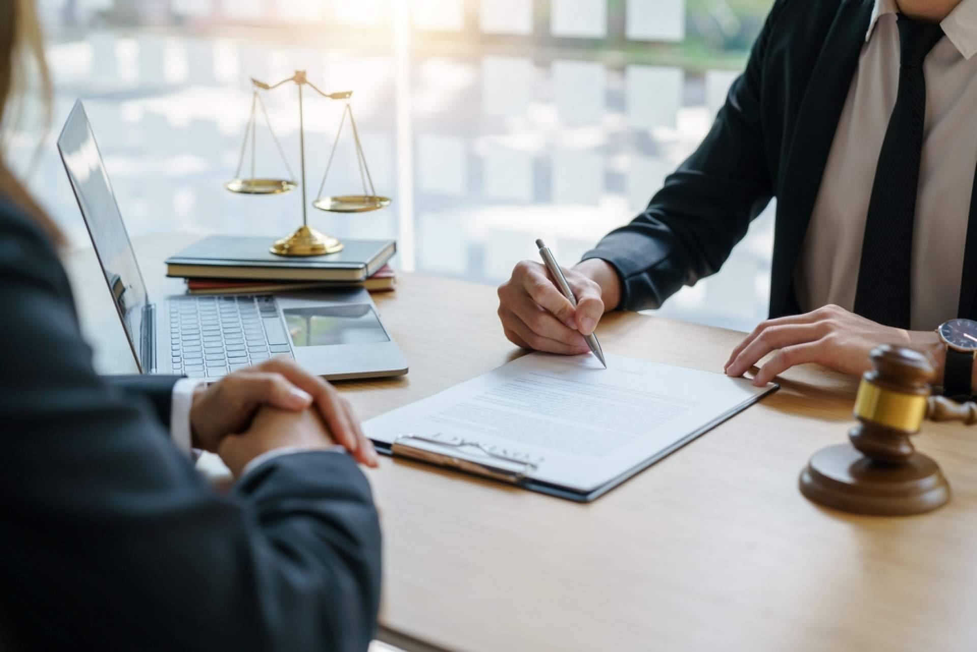 Perdonan una deuda de 38.546 euros a una administrativa de 59 años en Barcelona