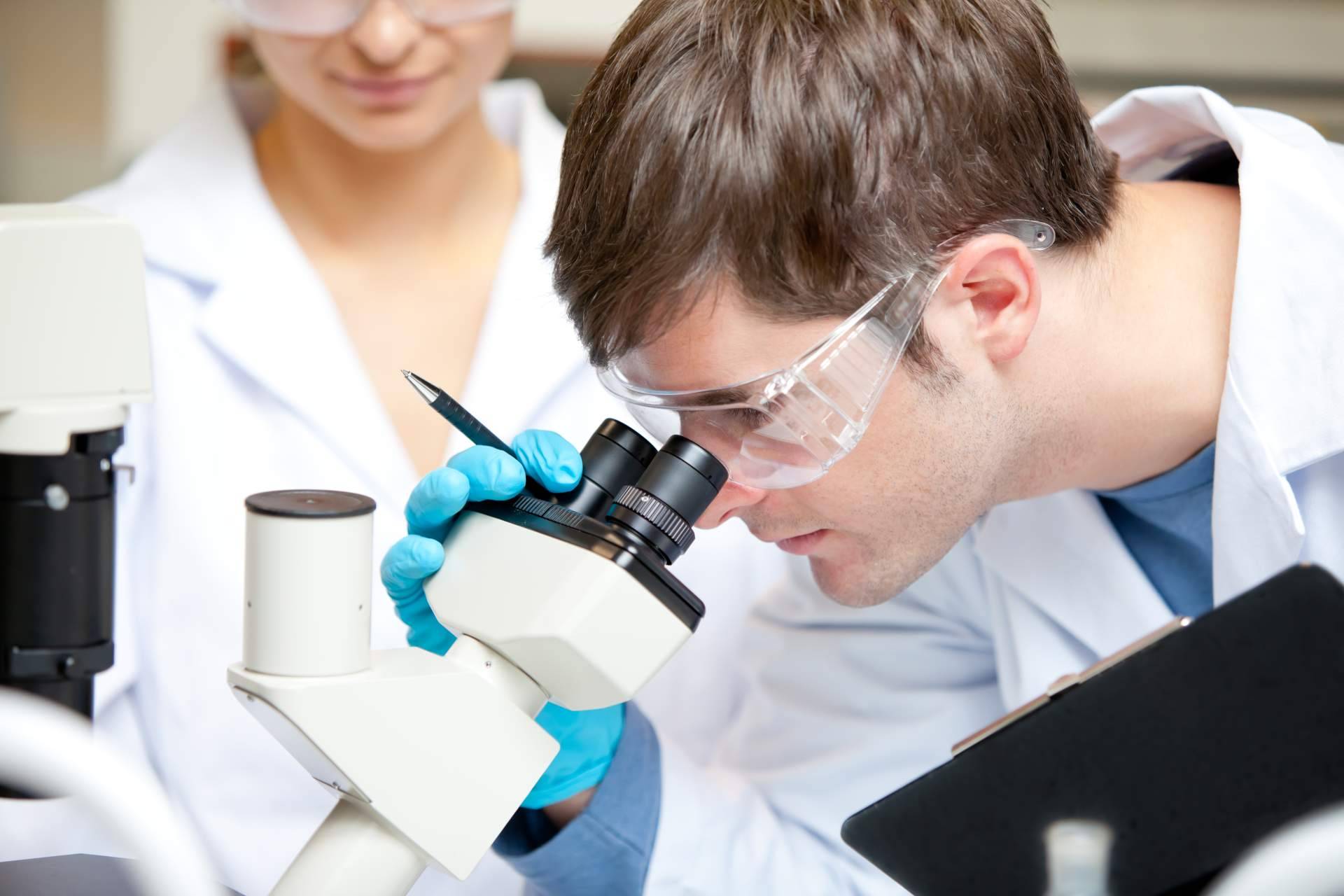 Requisitos para estudiar laboratorio clínico y biomédico, por EEP iGroup