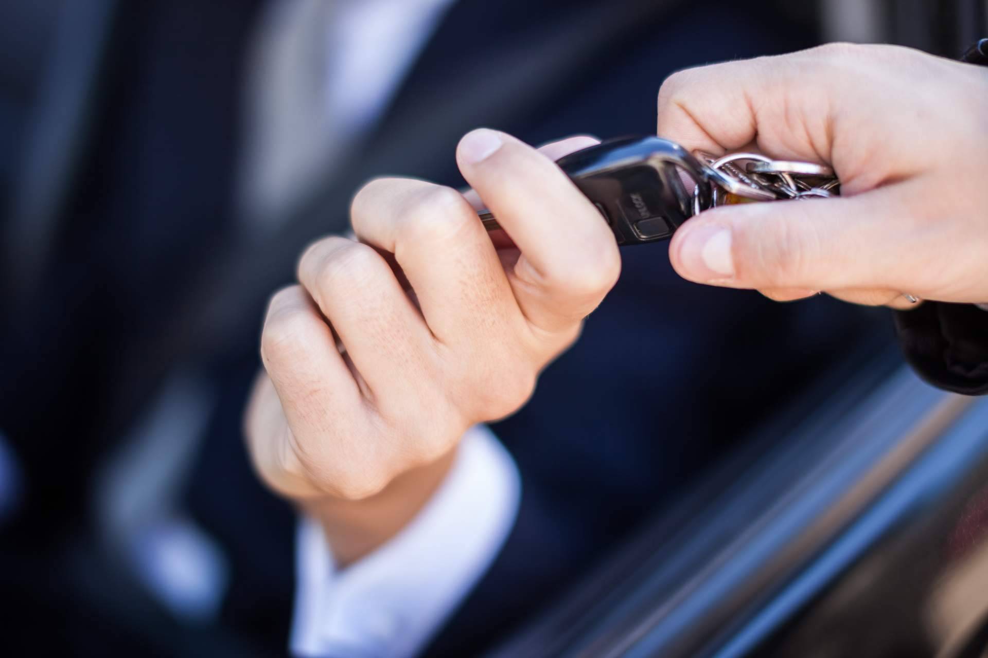 Alquilar un Ferrari, una alternativa escogida cada vez por más personas que desean disfrutar de la velocidad, por Rent Car Deluxe