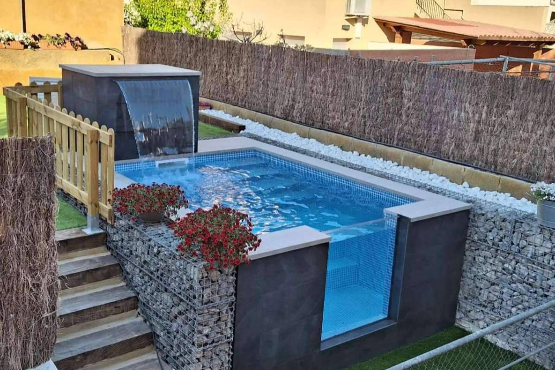 La opción estética de Esencial Pool, la construcción de piscina elevada en terraza