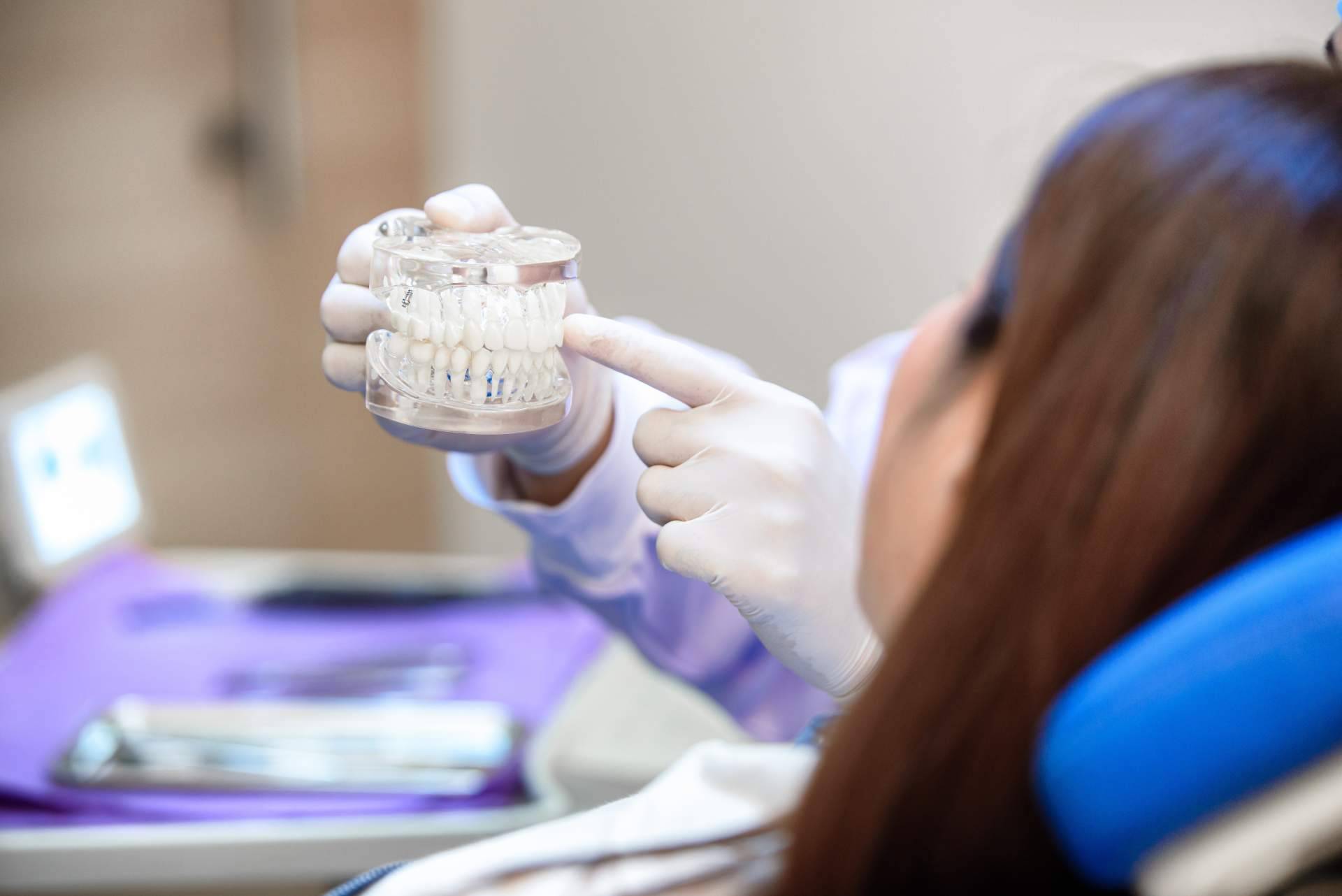 Clínica Dental Delgado explica las ventajas de realizarse tratamientos de estética dental en verano