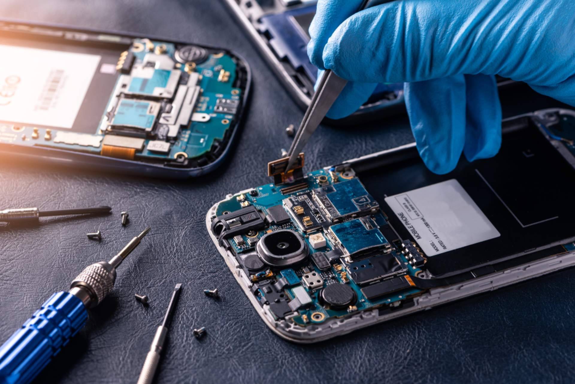 Contratar el servicio de reparaciones exprés de teléfonos móviles en la tienda física de Doctor Móviles