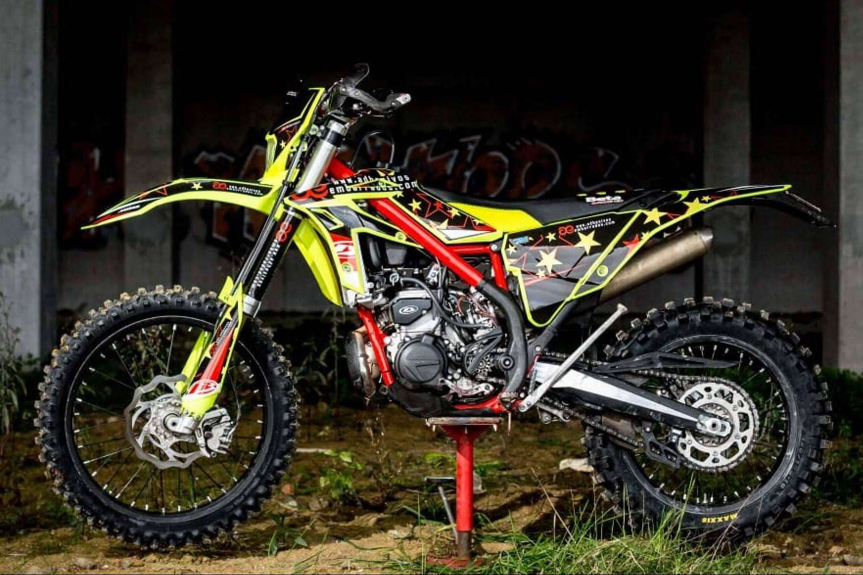 ADHESIVOSEMBARRADOS ofrece plásticos y adhesivos para motos off road