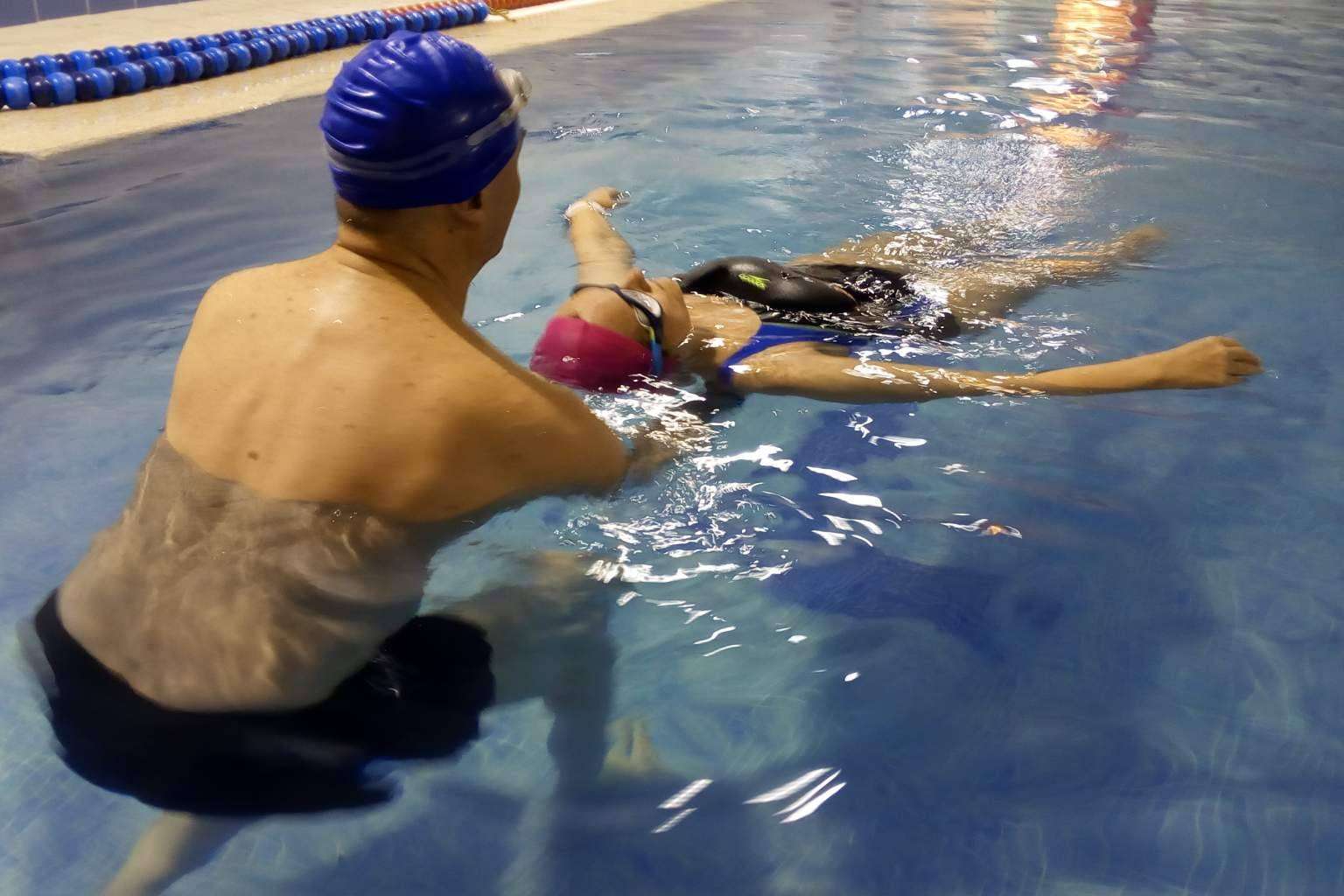 Ayudar a aquellas personas que saben nadar pero tienen miedo a hacerlo en zona profunda porque no saben flotar de pie, por Nadar Sin Miedo