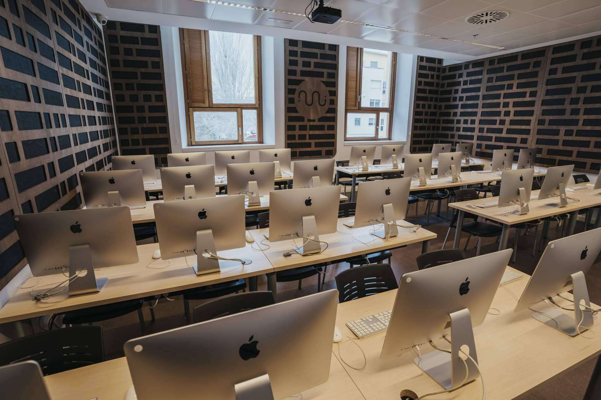 Especializarse en producción musical con profesores profesionales e increíbles instalaciones en Eumes