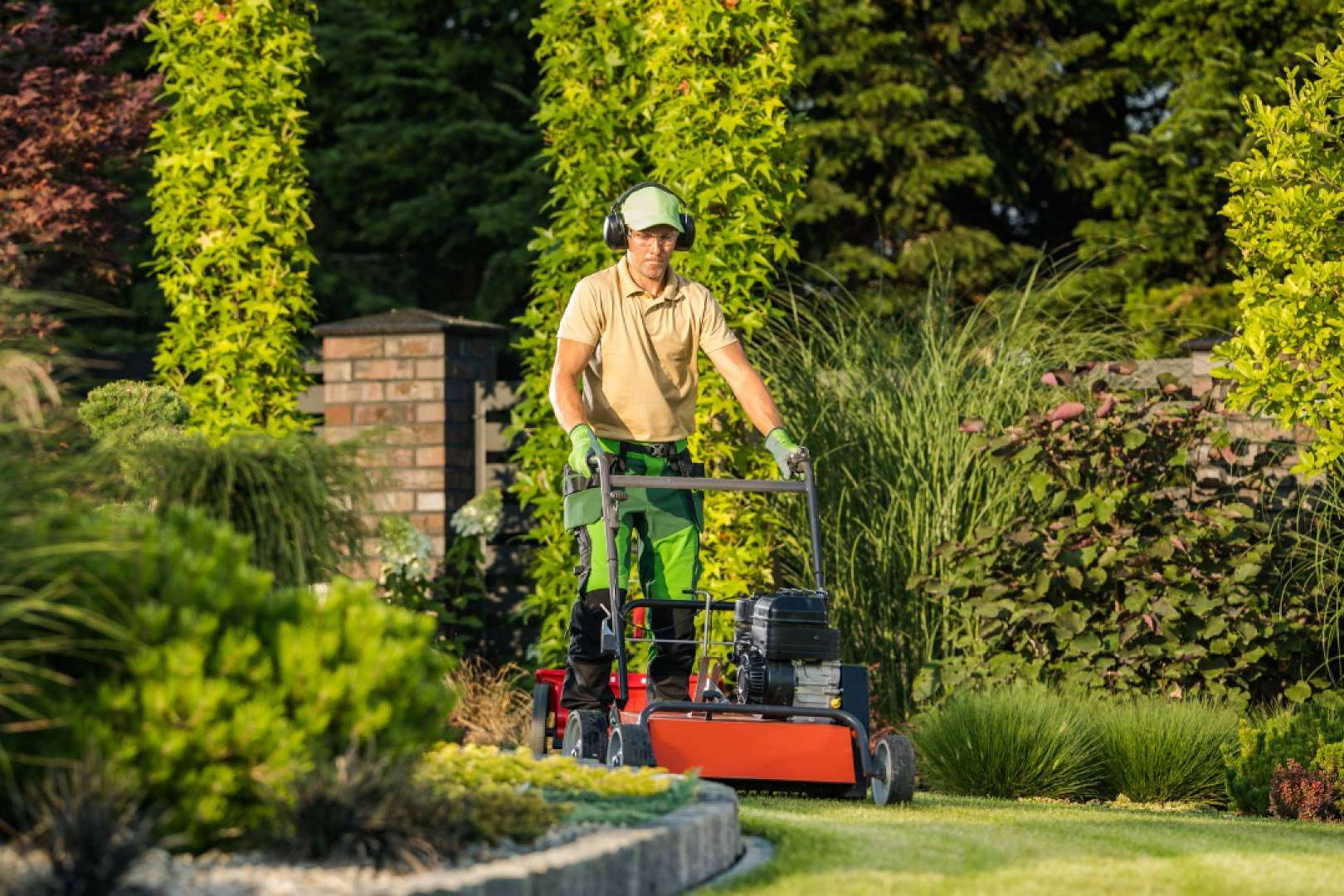 La llegada del buen tiempo; ¿cómo preparar el jardín con elalquilador.com?