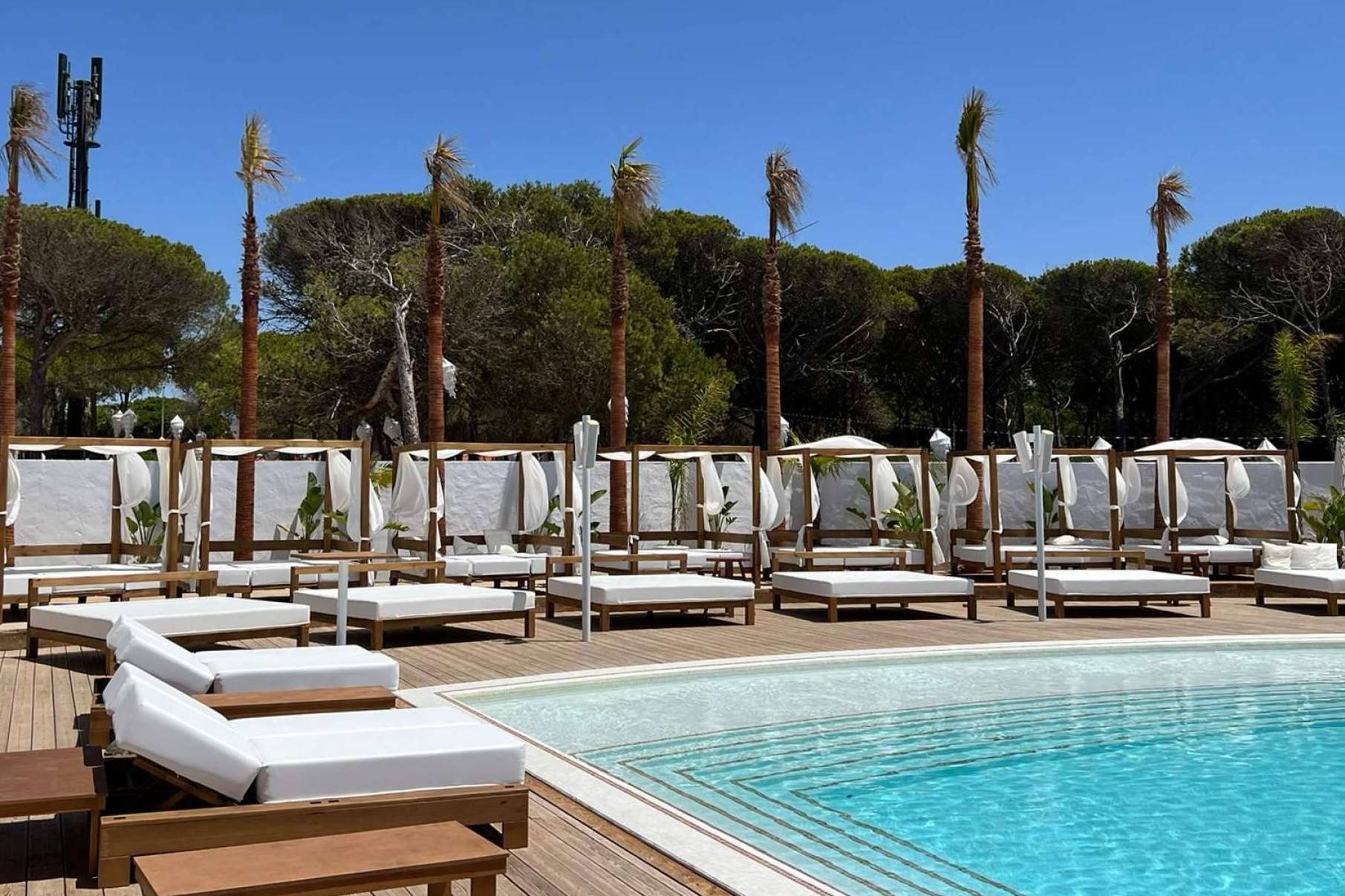 Instalaciones de sonido e iluminación profesional para hostelería así como beach club, con Taztú