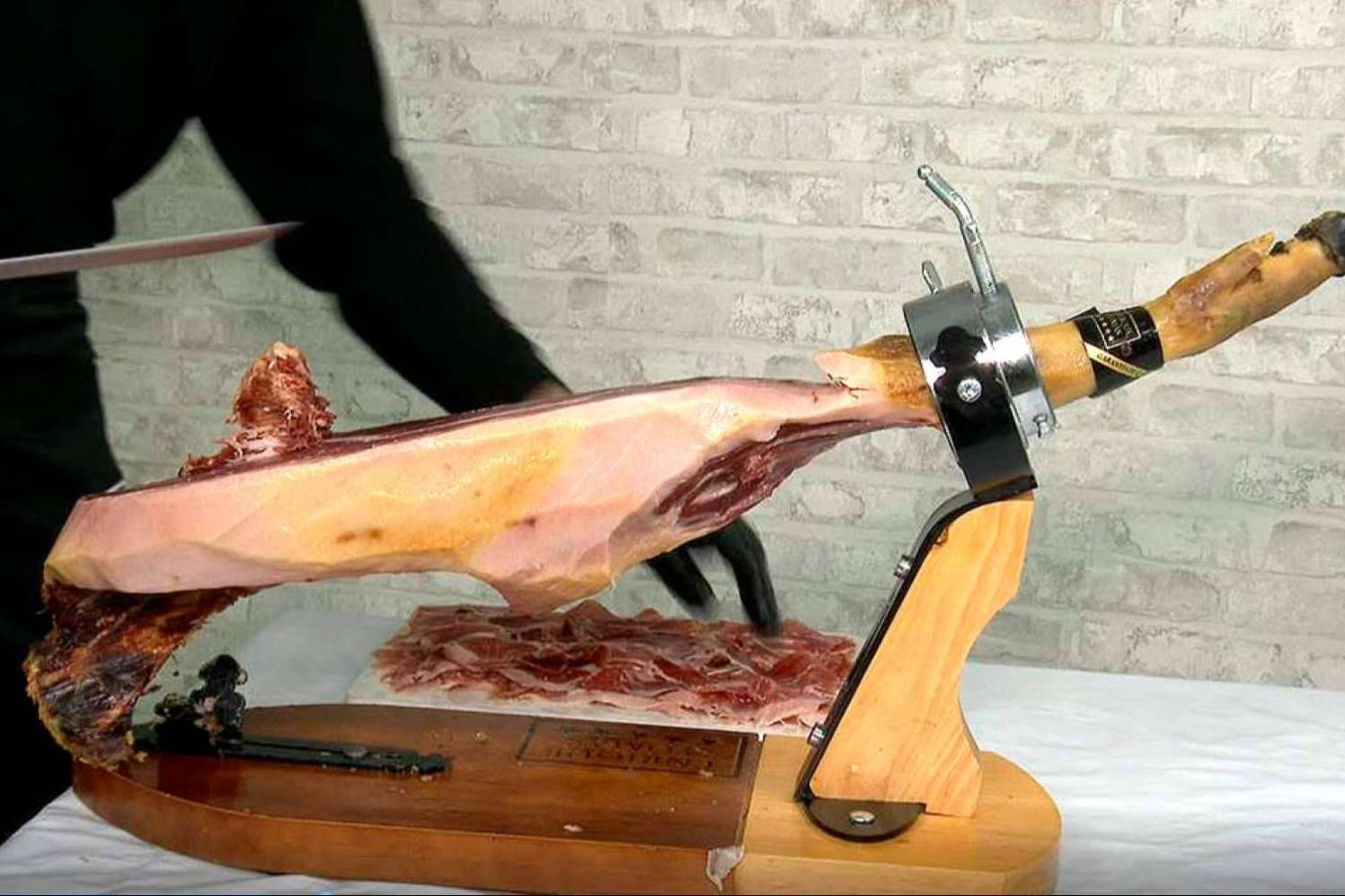 Los trucos de Enrique Tomás para abrir un jamón ibérico