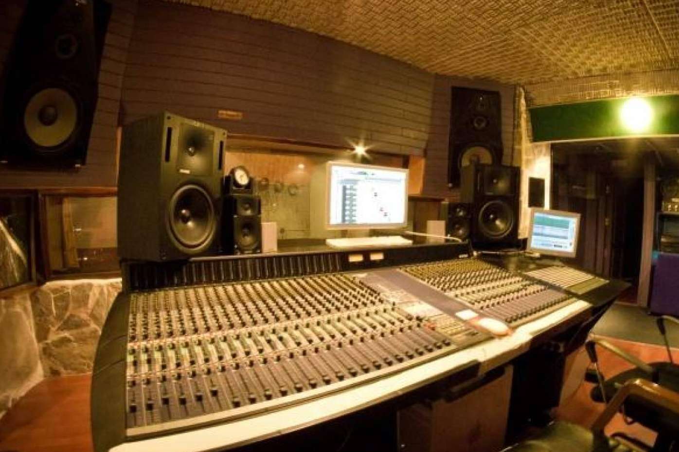 El estudio de grabación KMC ofrece servicios de tratamiento y afinación de voces para los aficionados a cantar