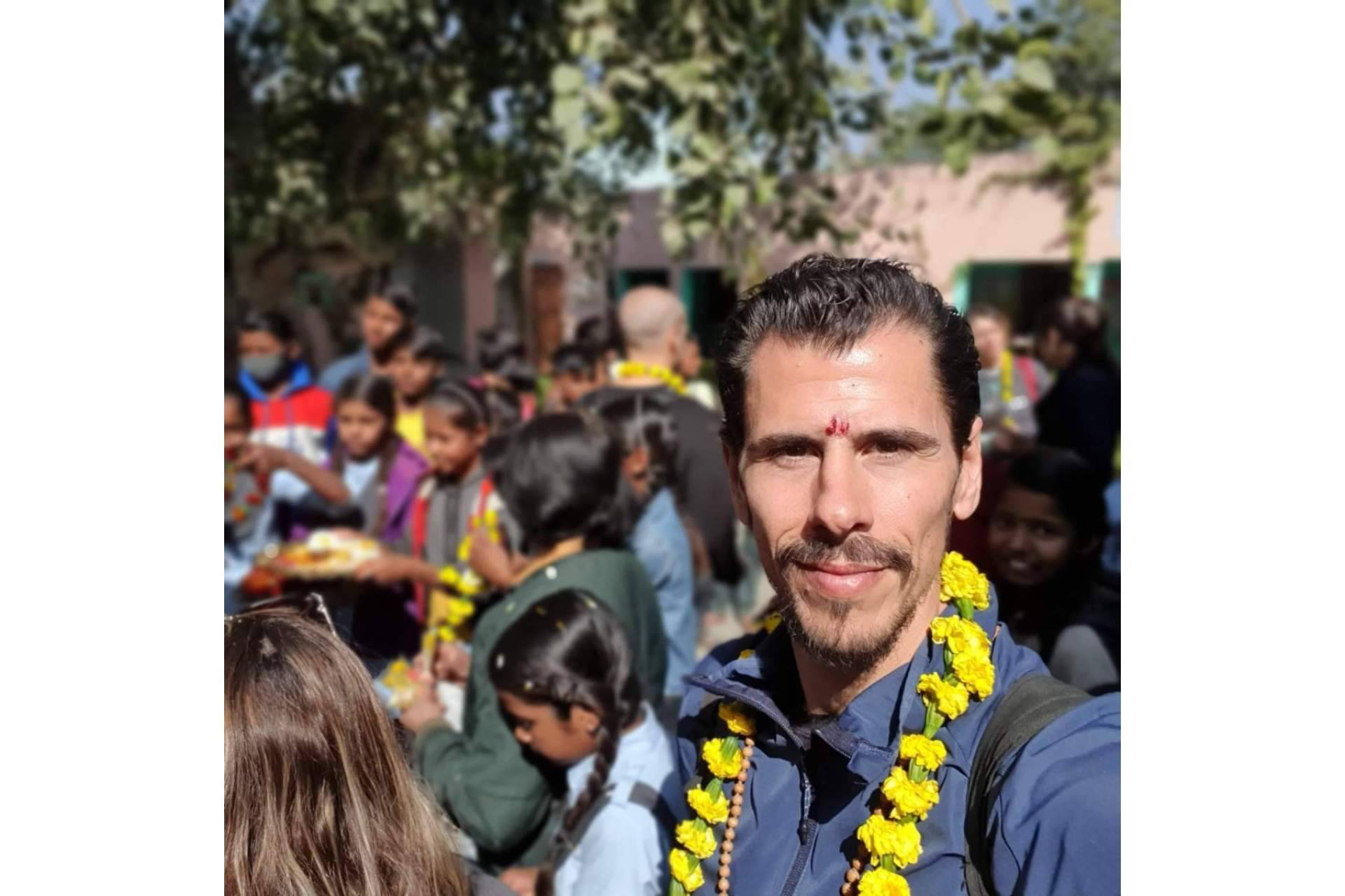 Francisco Javier Gómez Saavedra construye la segunda escuela de Happy Inside en la India, con el libro 'Olas de un mismo océano'