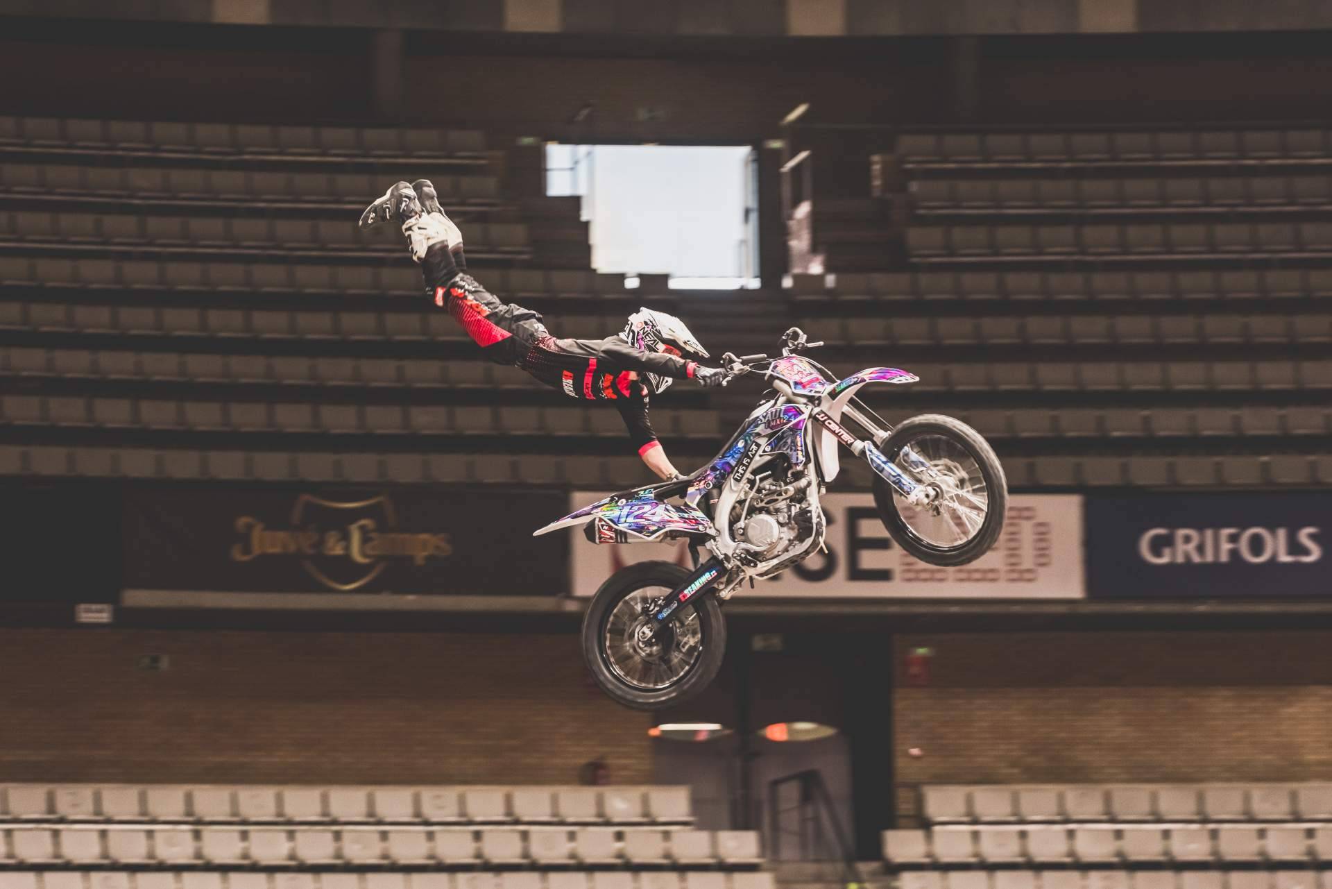 Espectáculo de acrobacias en moto exclusivo para los alumnos de la escuela de motocross Motoffroad de Zona Motor Ametlla Park por los pilotos del equipo Breaking de Freestyle Motocross
