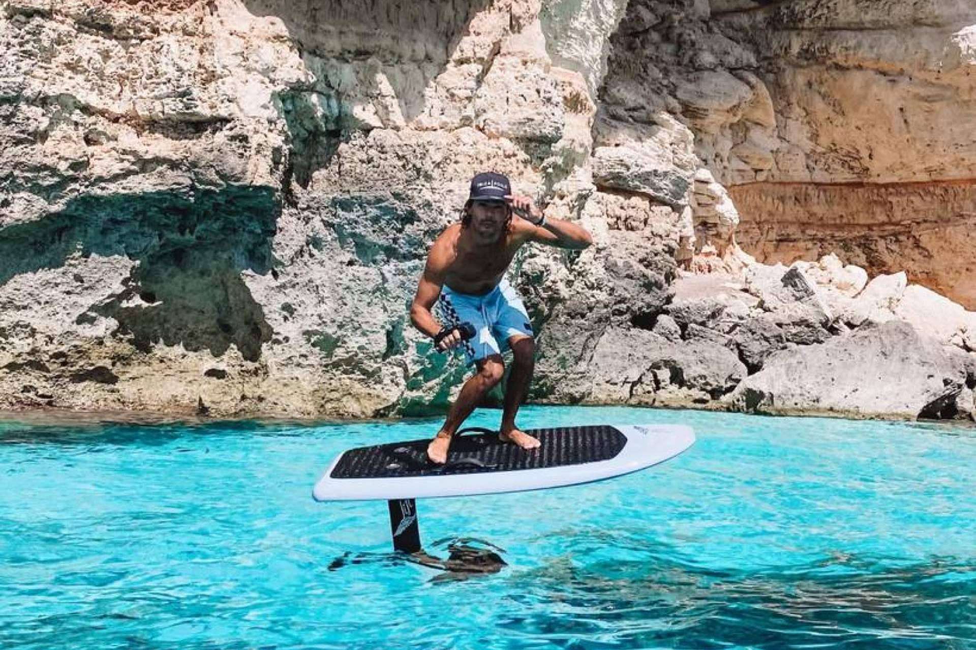 Alquiler de eFoil en Ibiza para disfrutar del verano de una manera divertida