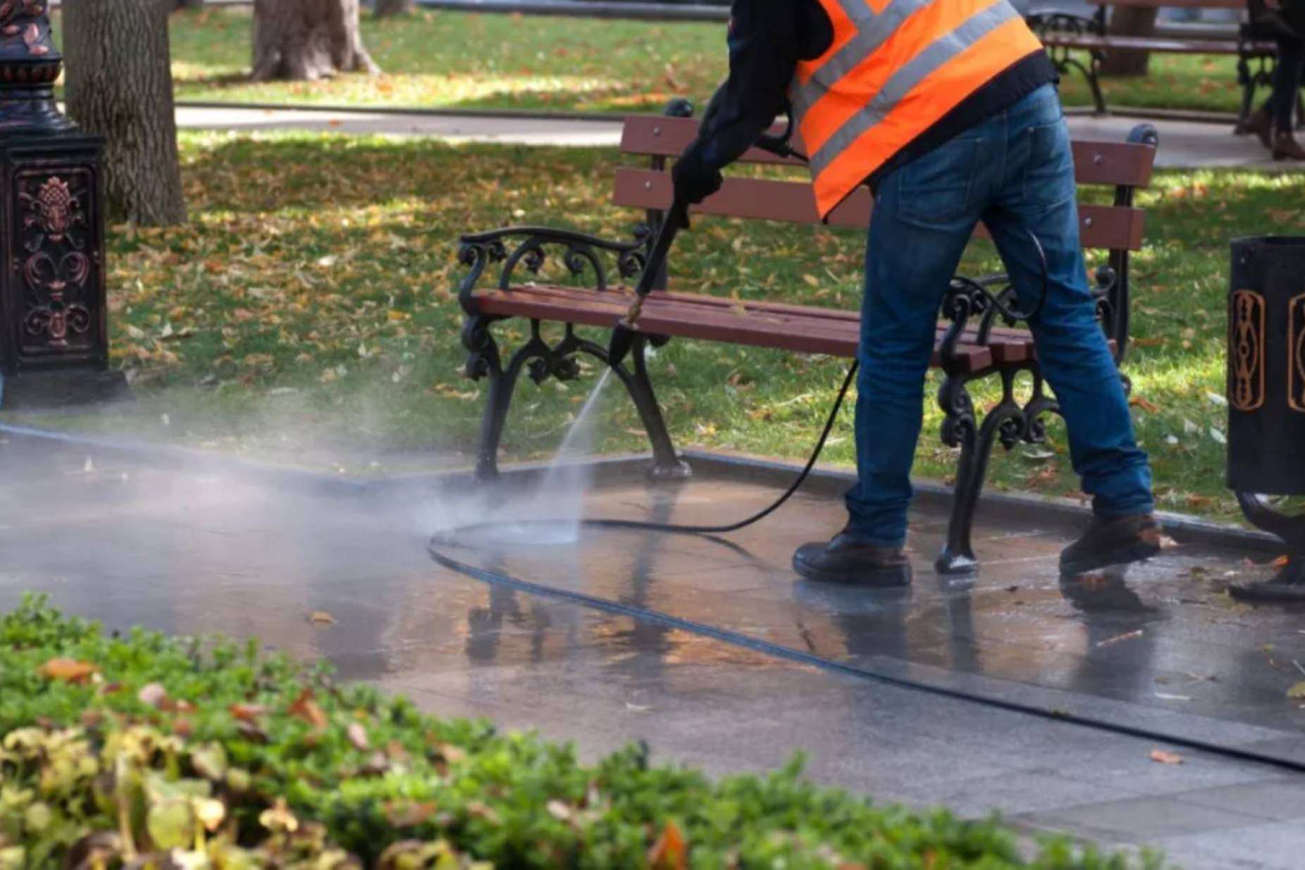 Eficiente limpieza con vapor de alta presión en ayuntamientos y entidades públicas gracias a Galvañ Lacados