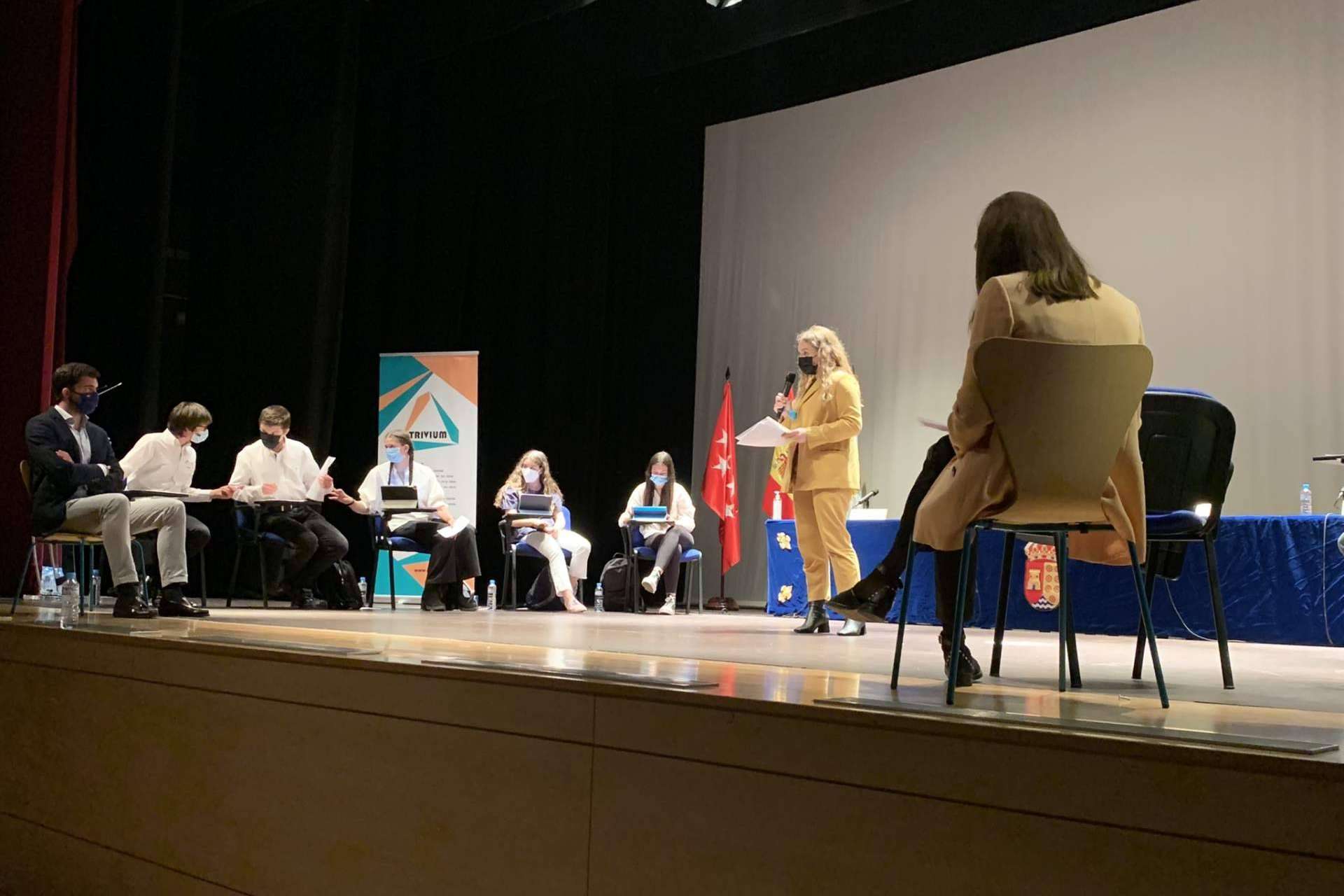 ¿Por qué es relevante que los centros educativos y las concejalías de juventud ofrezcan un club de debate a los más jóvenes?