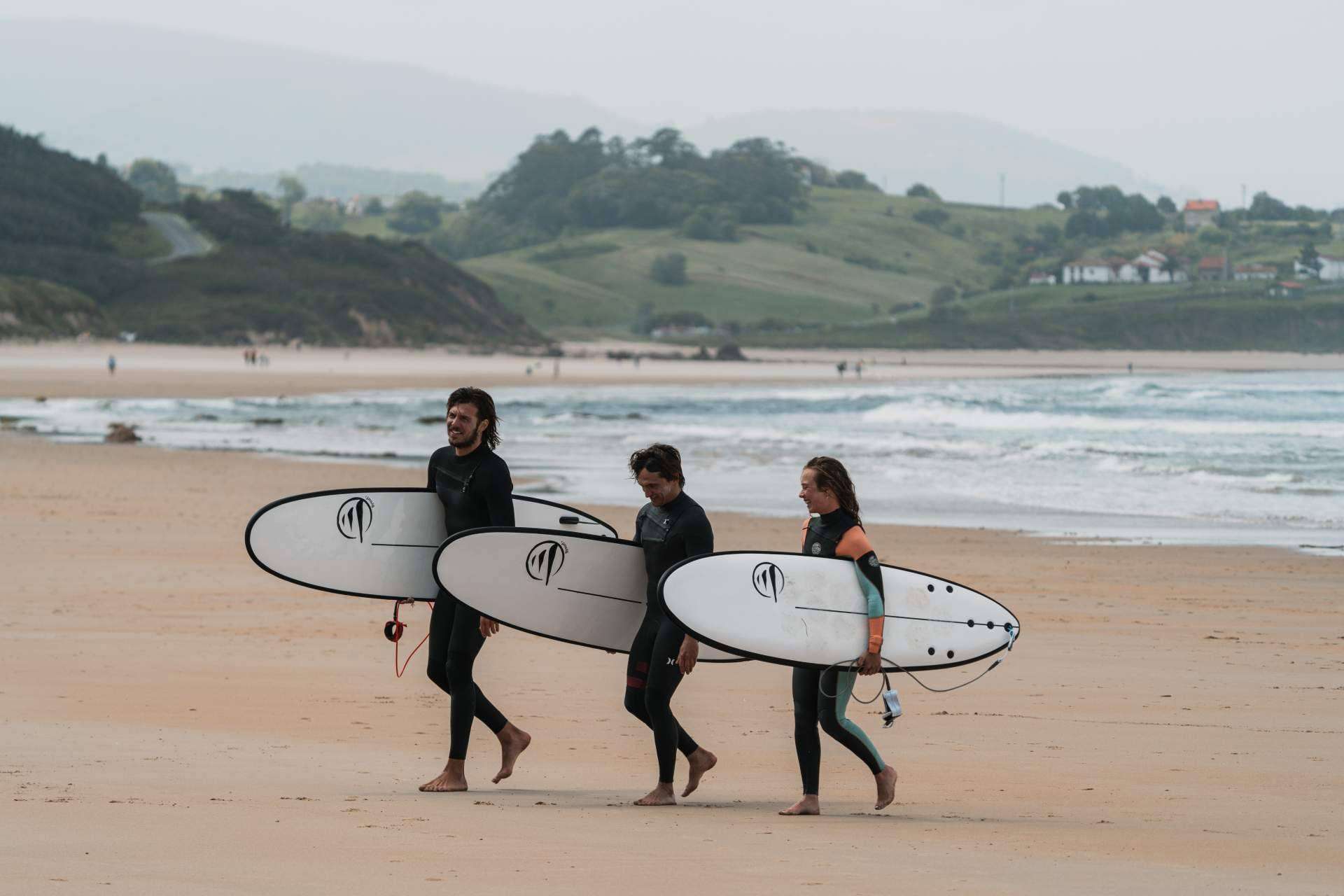 Las 5 mejores playas de España para aprender a surfear, según Flysurf Boards