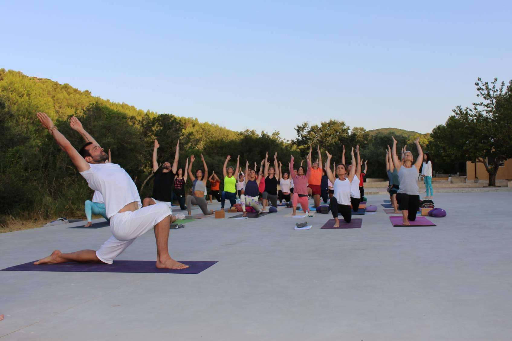 Acudir a retiros de yoga en la naturaleza para conectar con uno mismo