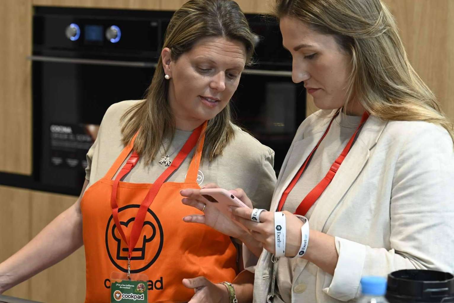 Las claves para aumentar la felicidad diaria; socializar, reír, abrazar, comer... y también cocinar