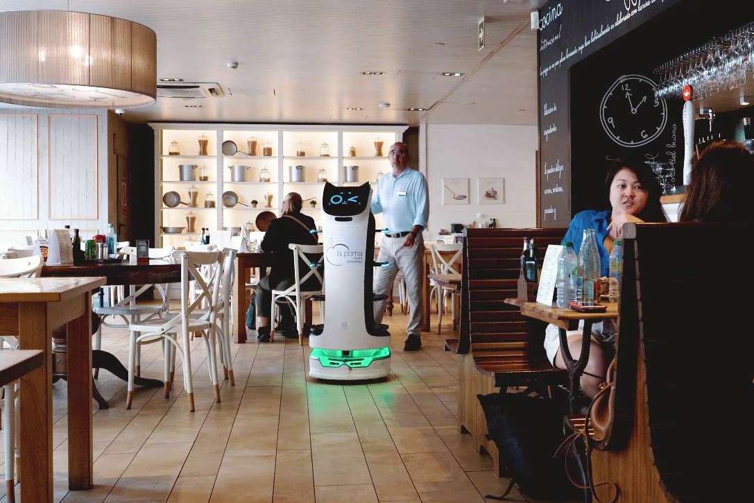 Eficiencia y rentabilidad con el robot camarero y ayudante para restaurantes y otros negocios