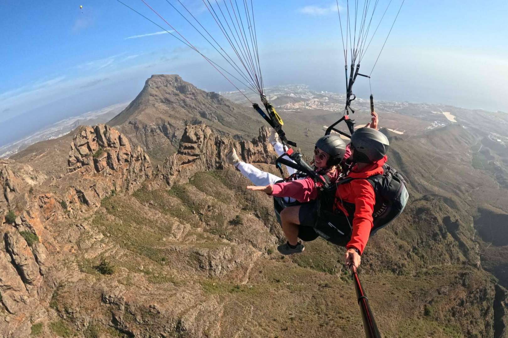 Descubrir la belleza de los cielos y paisajes de Tenerife con parapente en Costa Adeje
