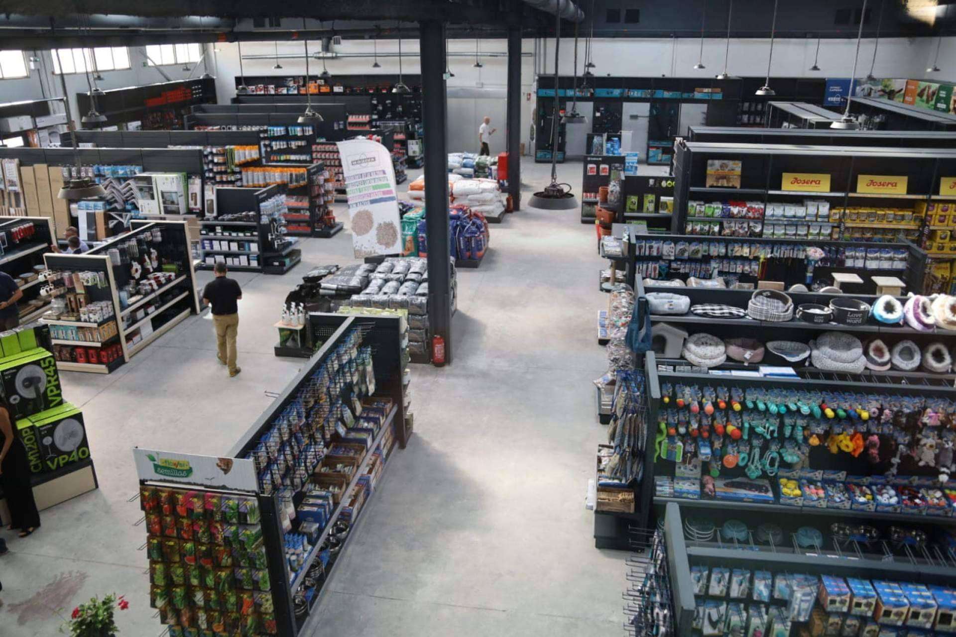 Nueva tienda y almacén de Cooperativa AVICON en Albacete; expertos en alimentación animal