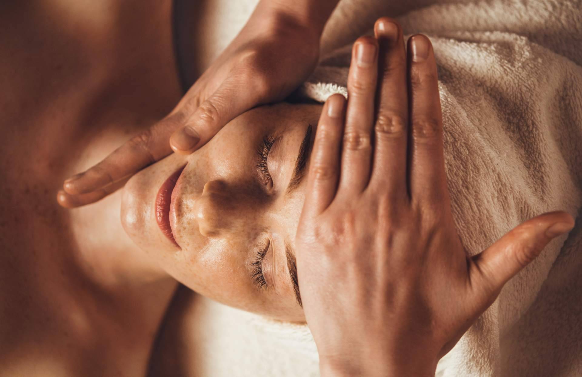 Cuidado facial inteligente y tratamiento de la piel, con los cuidados de Aquapure