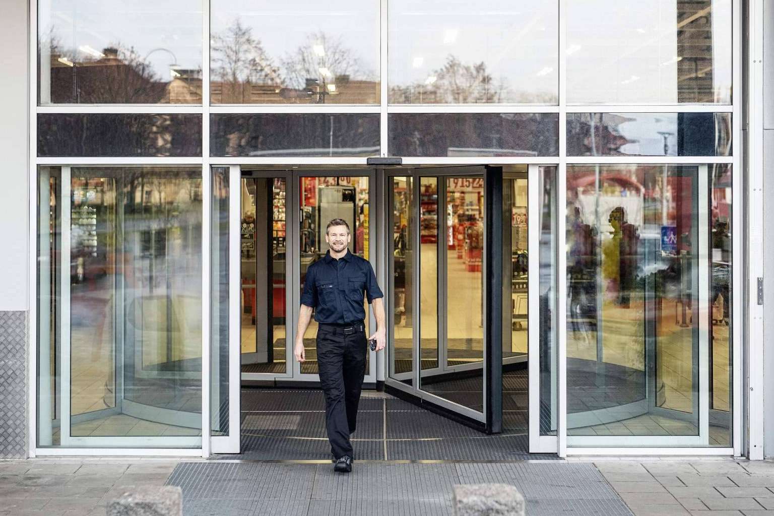 Puertas automáticas; innovación y seguridad para todos los espacios