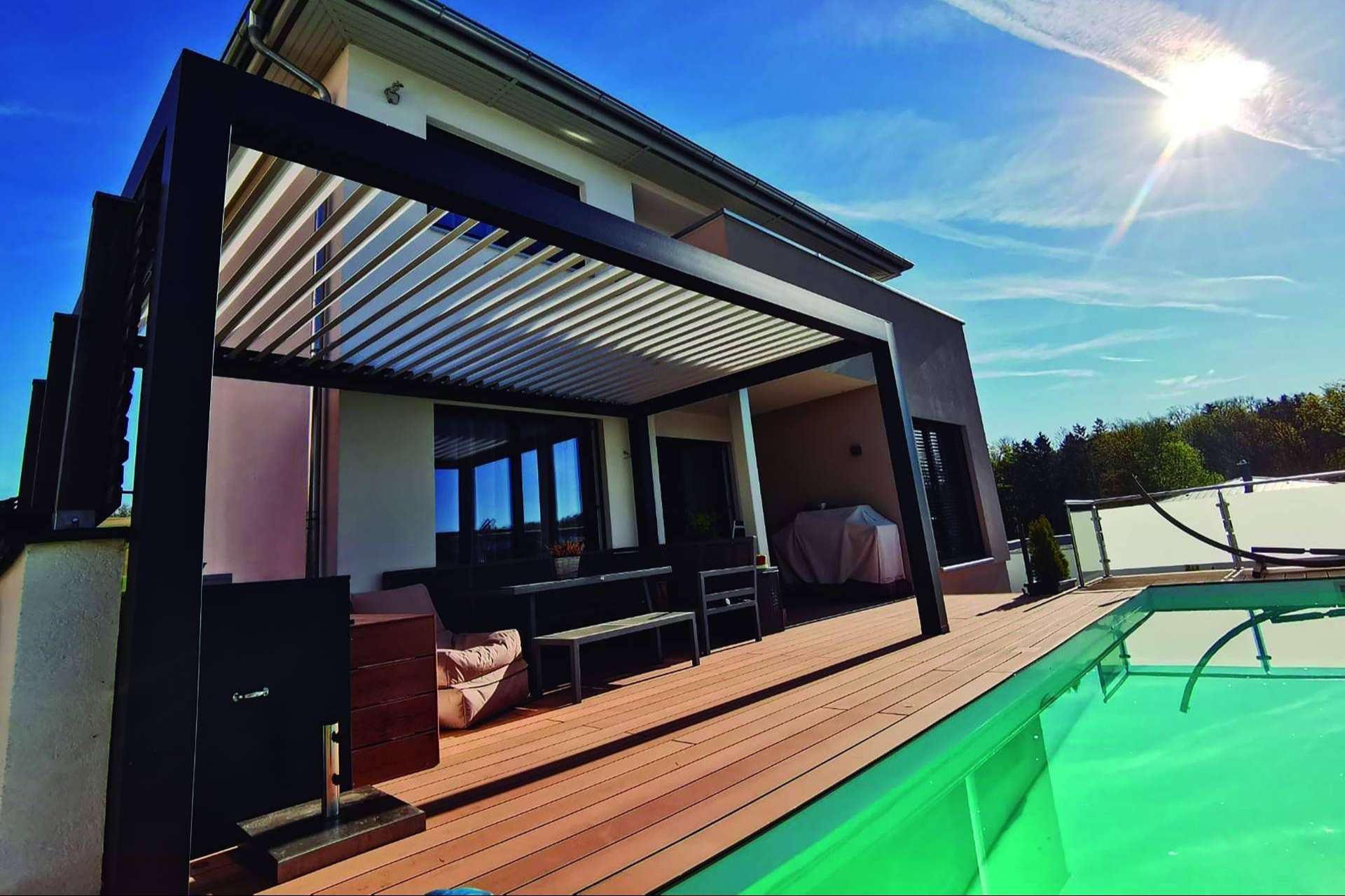Seesky-BIO es una pérgola bioclimática inteligente de C3 Systems para espacios al aire libre