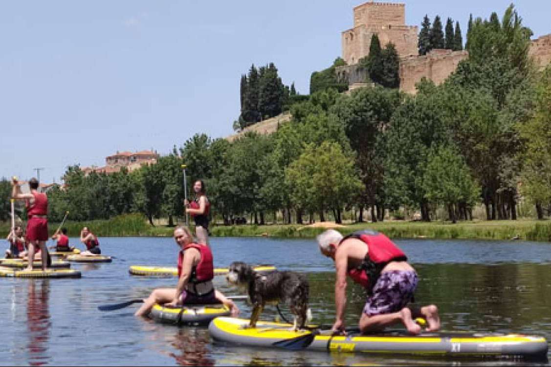 Expertos en paddle surf en Salamanca, con Turismo Activa