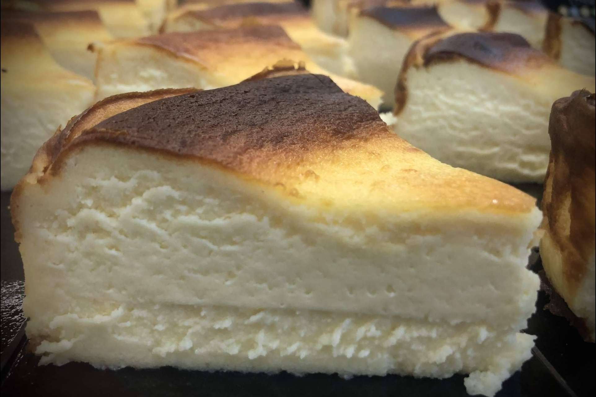 Dos postres que se deben probar en San Sebastián; la tarta de queso y Pastel Vasco de Pastelería Oiartzun