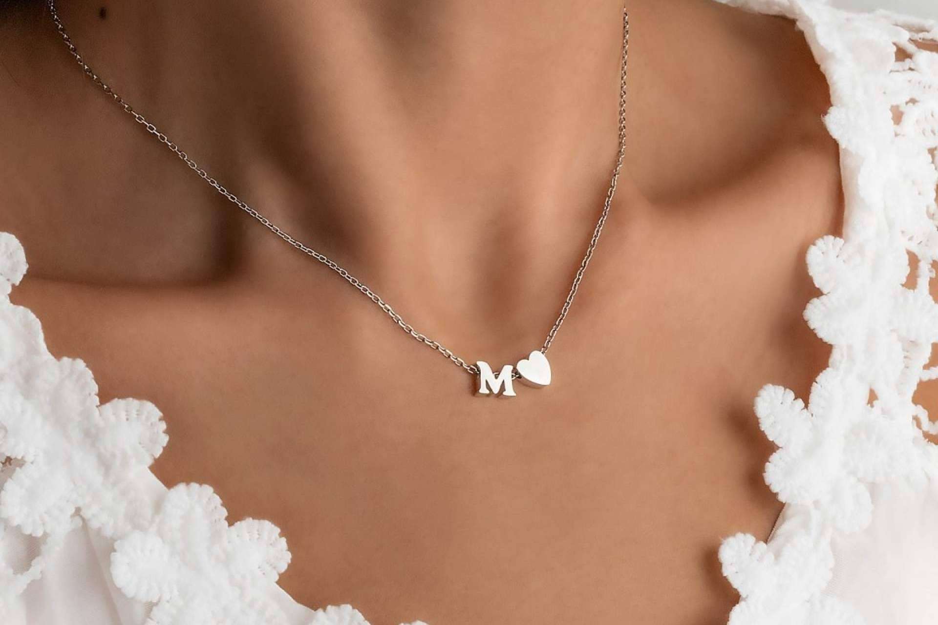 Gran variedad de diseños en colgantes con iniciales en la joyería online Le Petite Marie