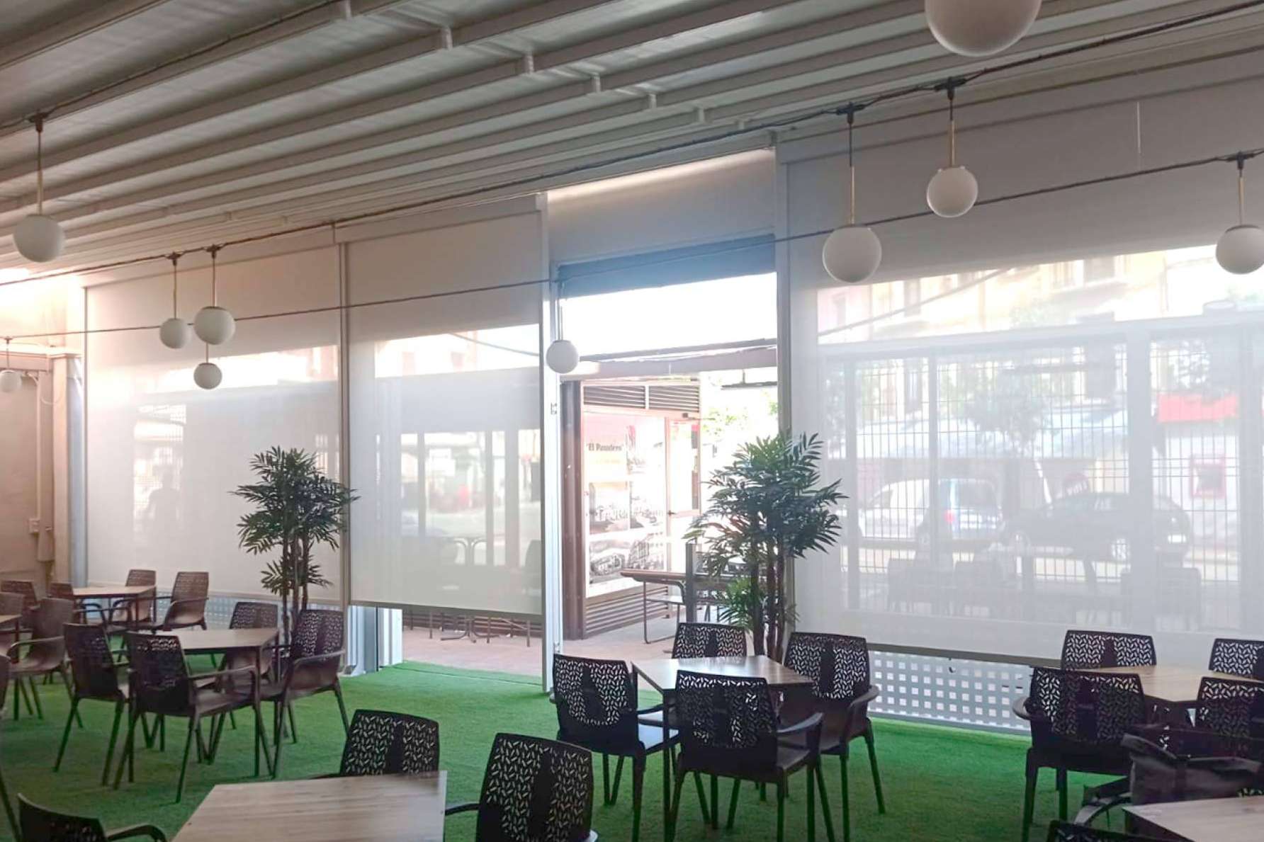 Estores enrollables de control solar para mantener la elegancia funcional en un hogar confortable