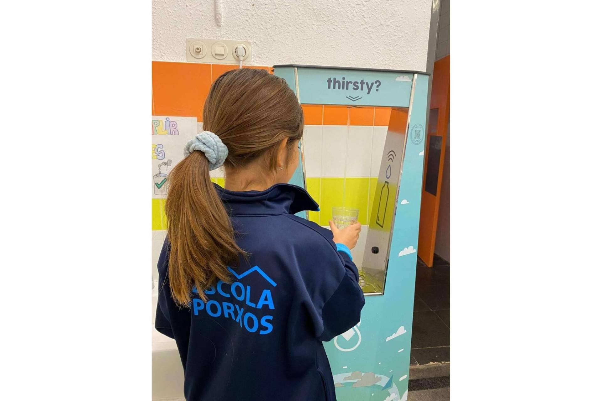 La empresa Jibu H2O es especialista en la venta de fuentes de agua potable para instalar en las escuelas y universidades