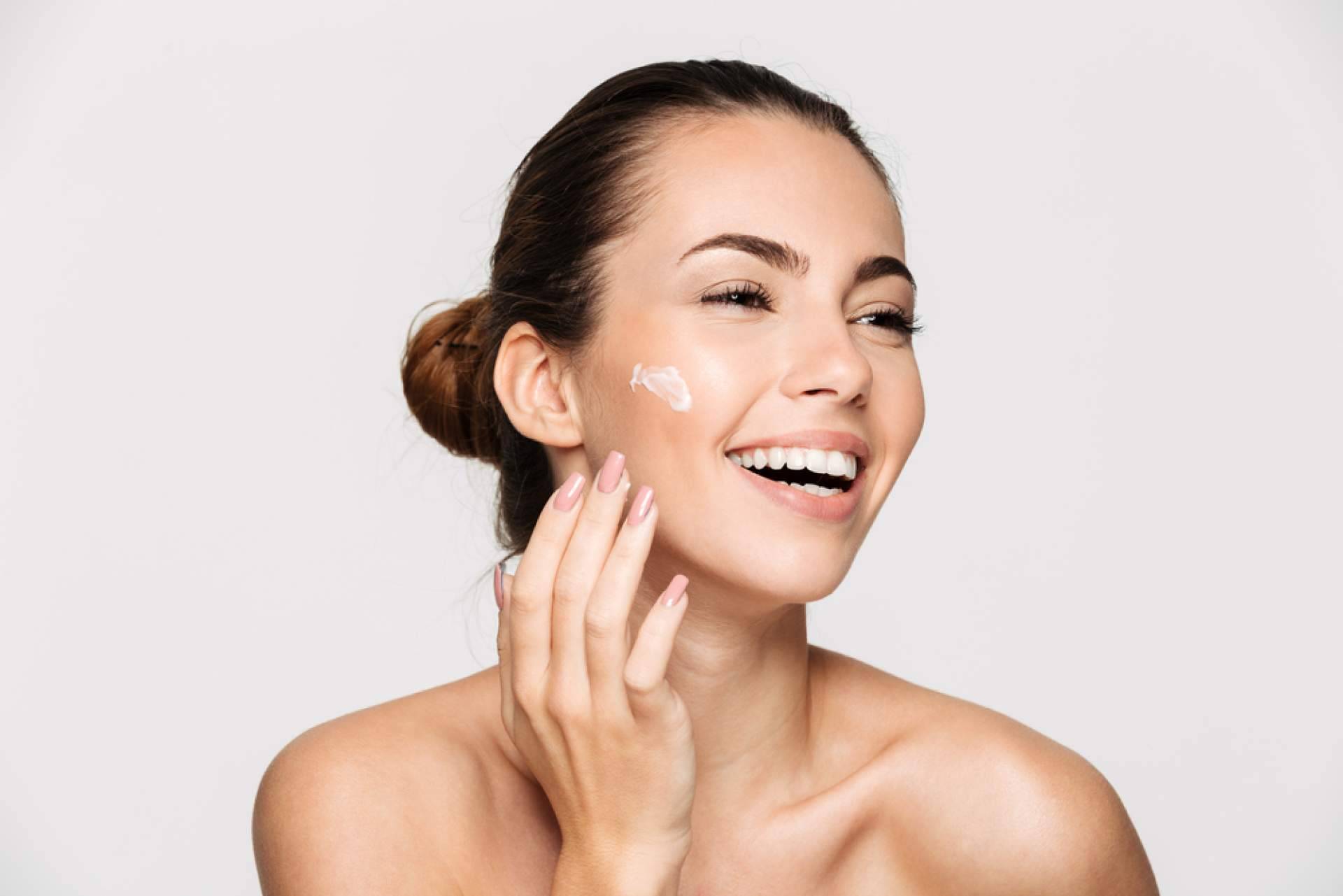 Cosmética facial para el cuidado de la piel, con Farmacias 5 Estrellas