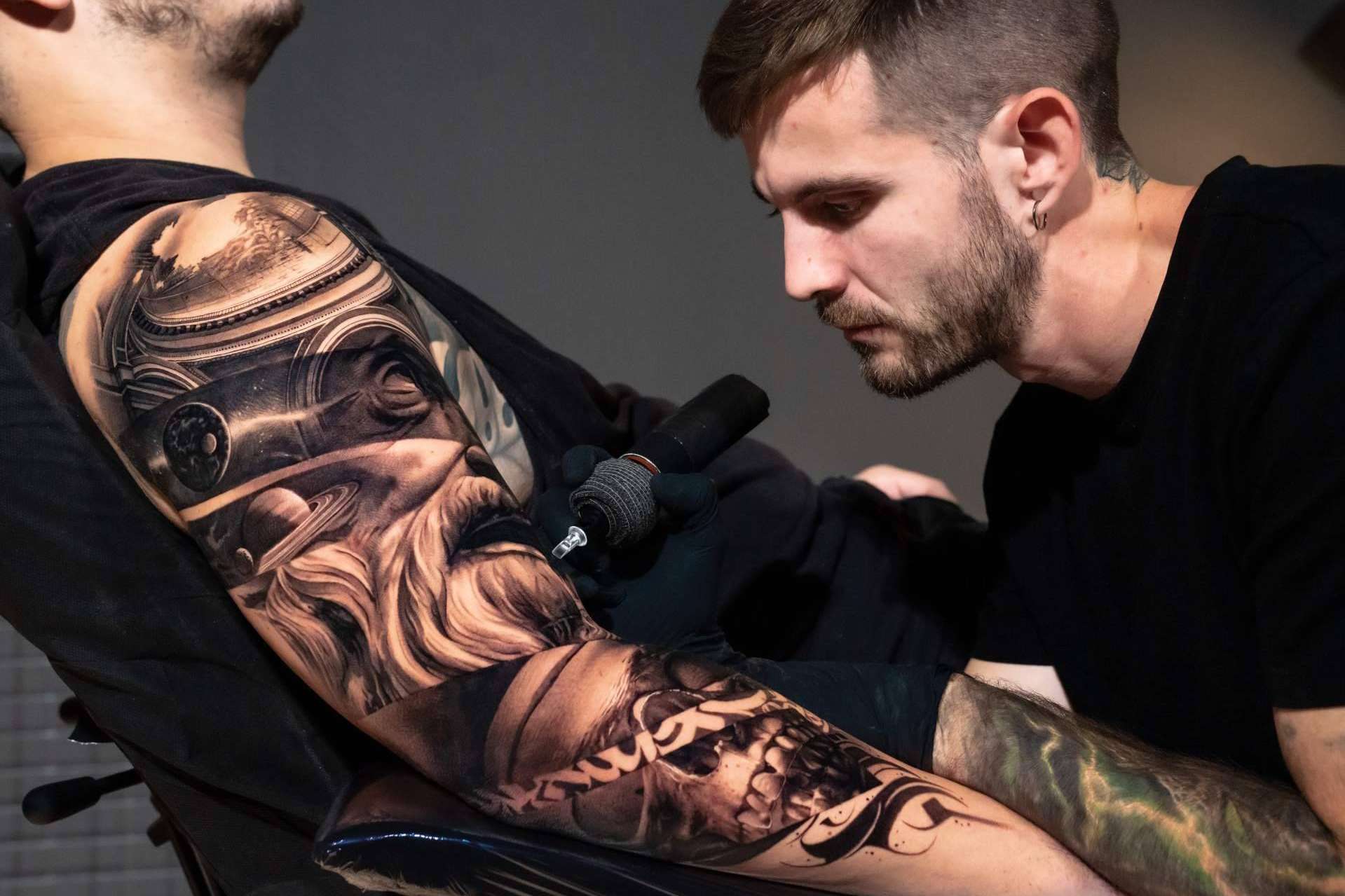 ¿Cómo se trabaja el realismo tatuajes brazo entero hombre sin dañar la piel? Lo enseña Habbility