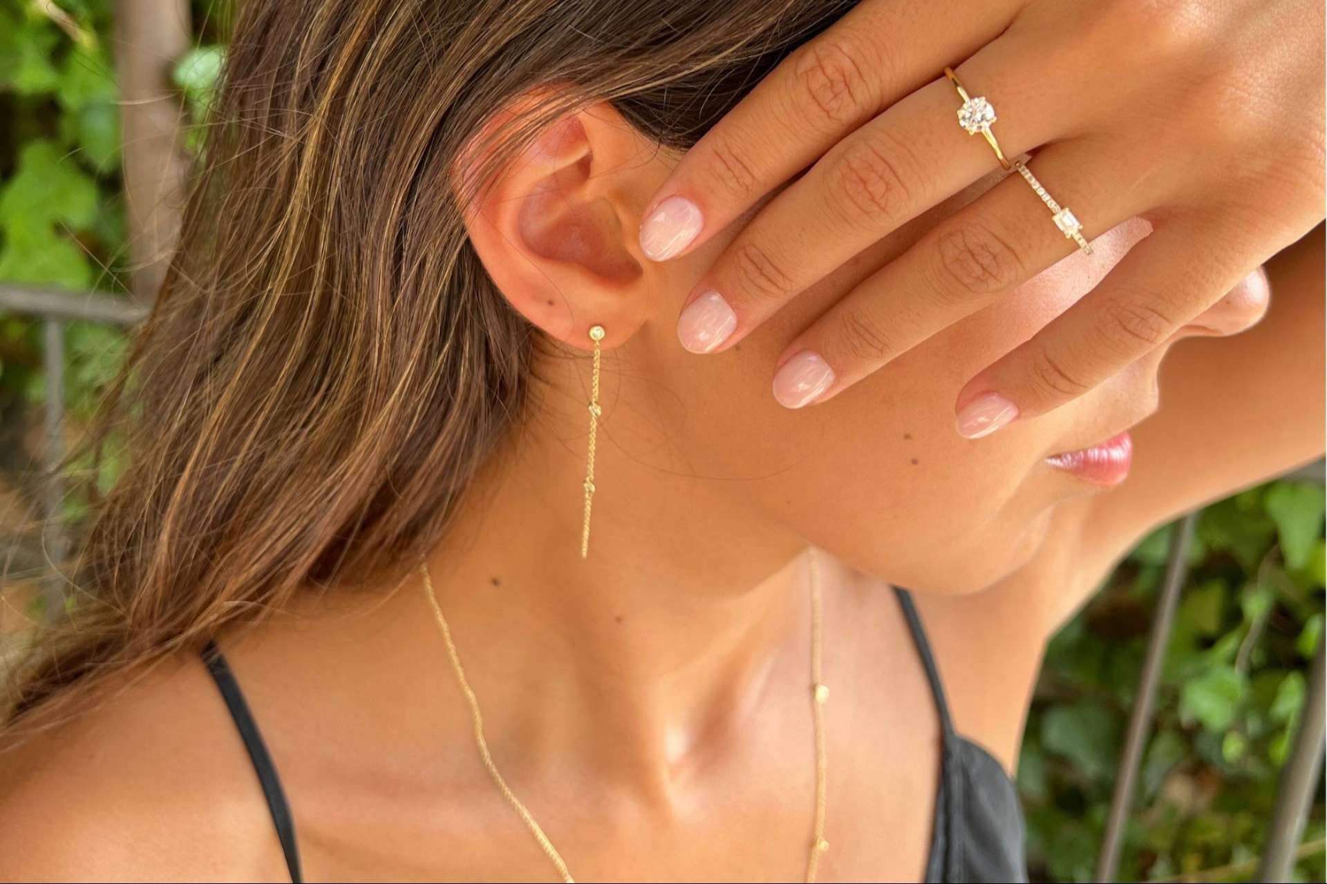 Joyas básicas, ideales para lucir después del verano con una piel bronceada