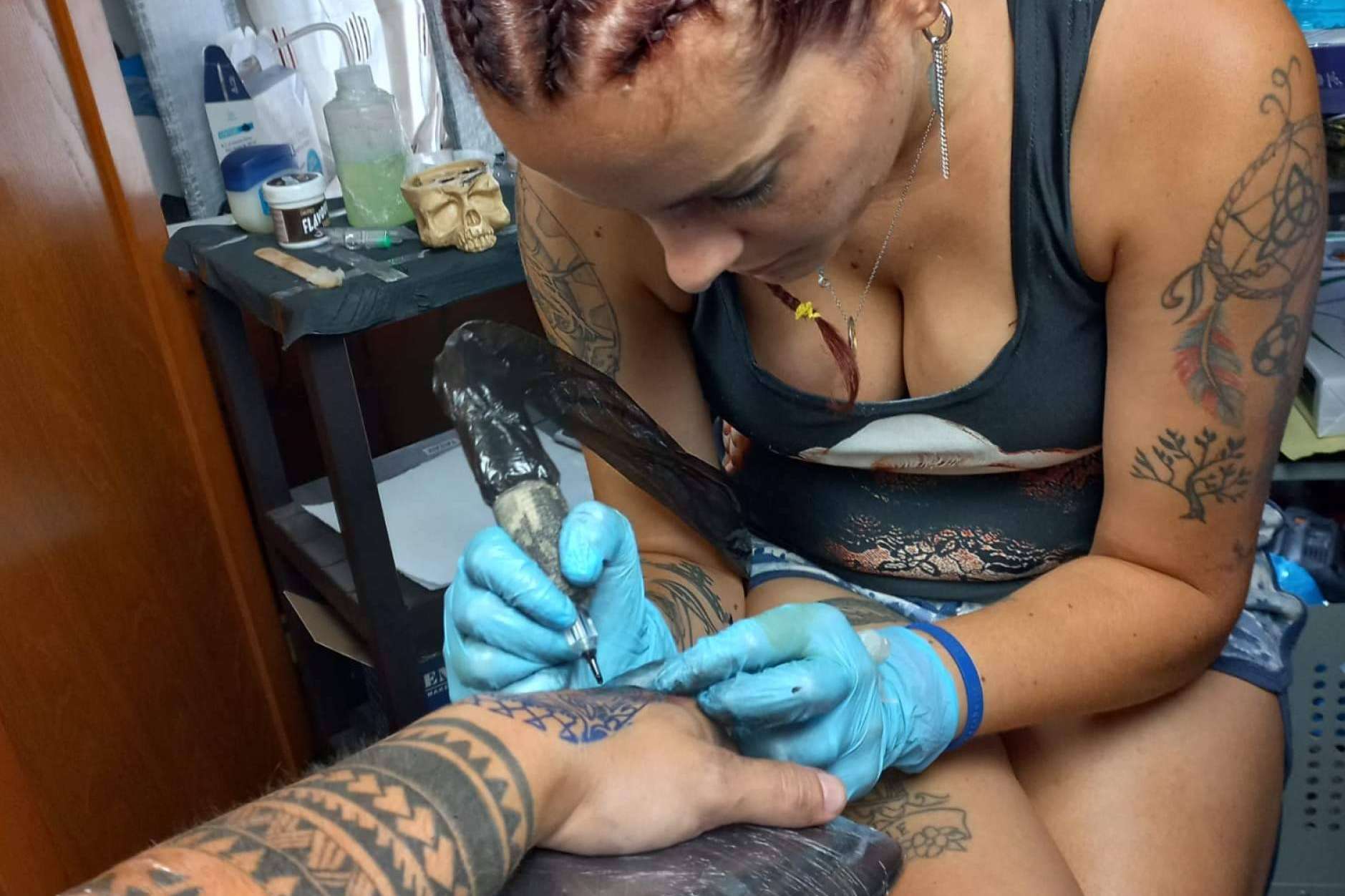 Cómo pasa Luisi Coimbra del arte actoral al tatuaje
