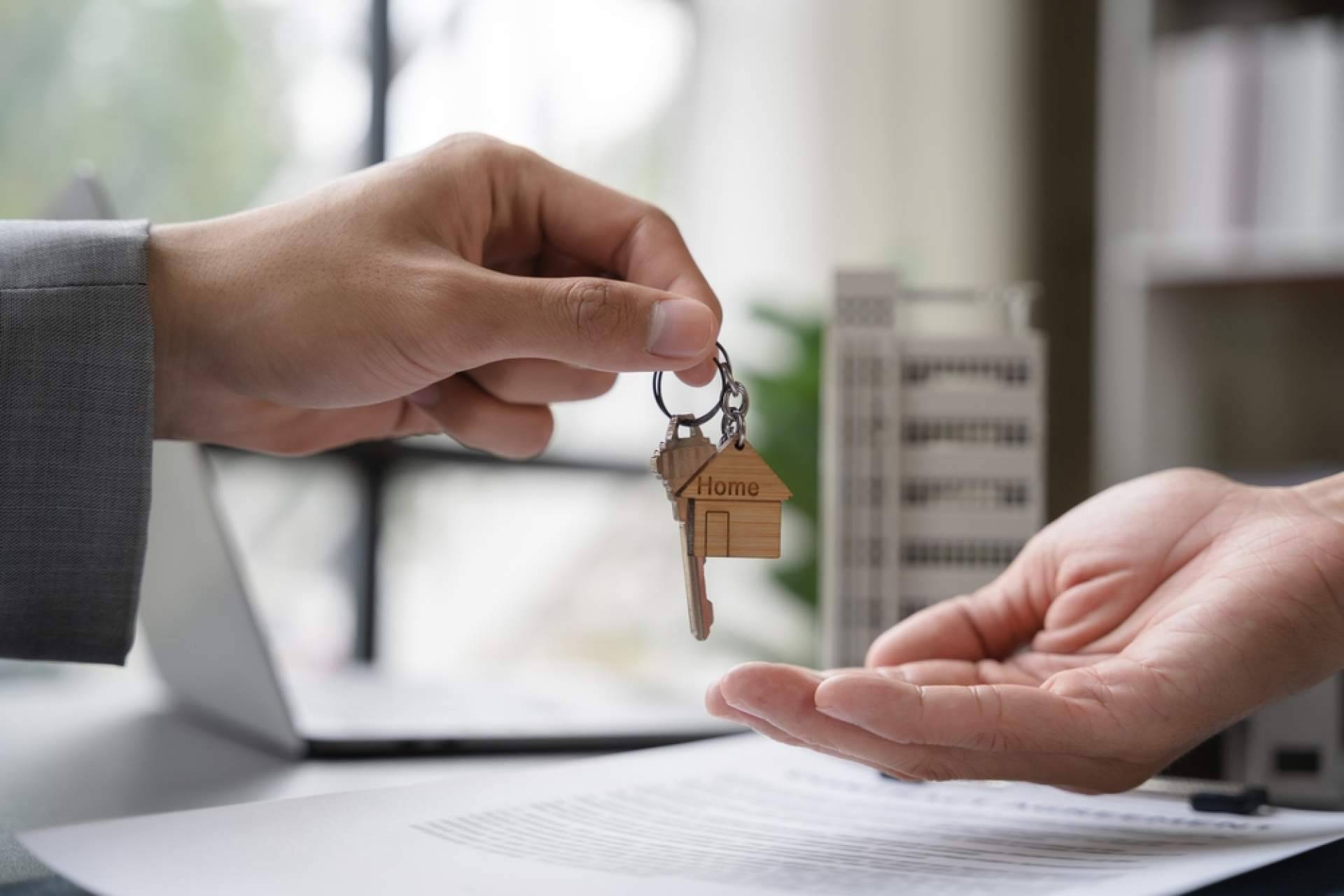 Pasos a tener en cuenta para vender una casa hipotecada, con Inmoversión