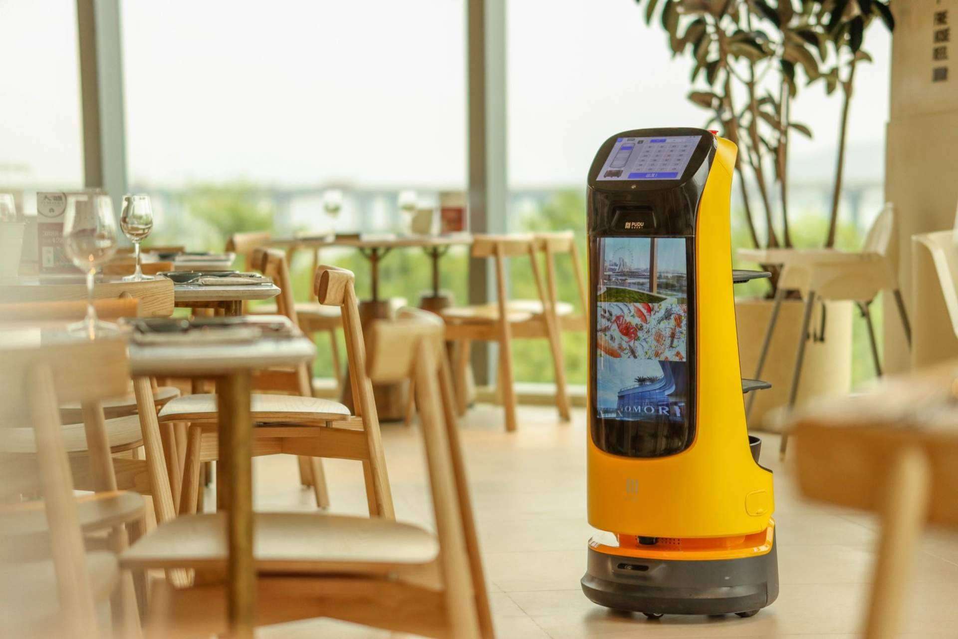 Telsystem presenta Kettybot, un robot ayudante para diversos negocios