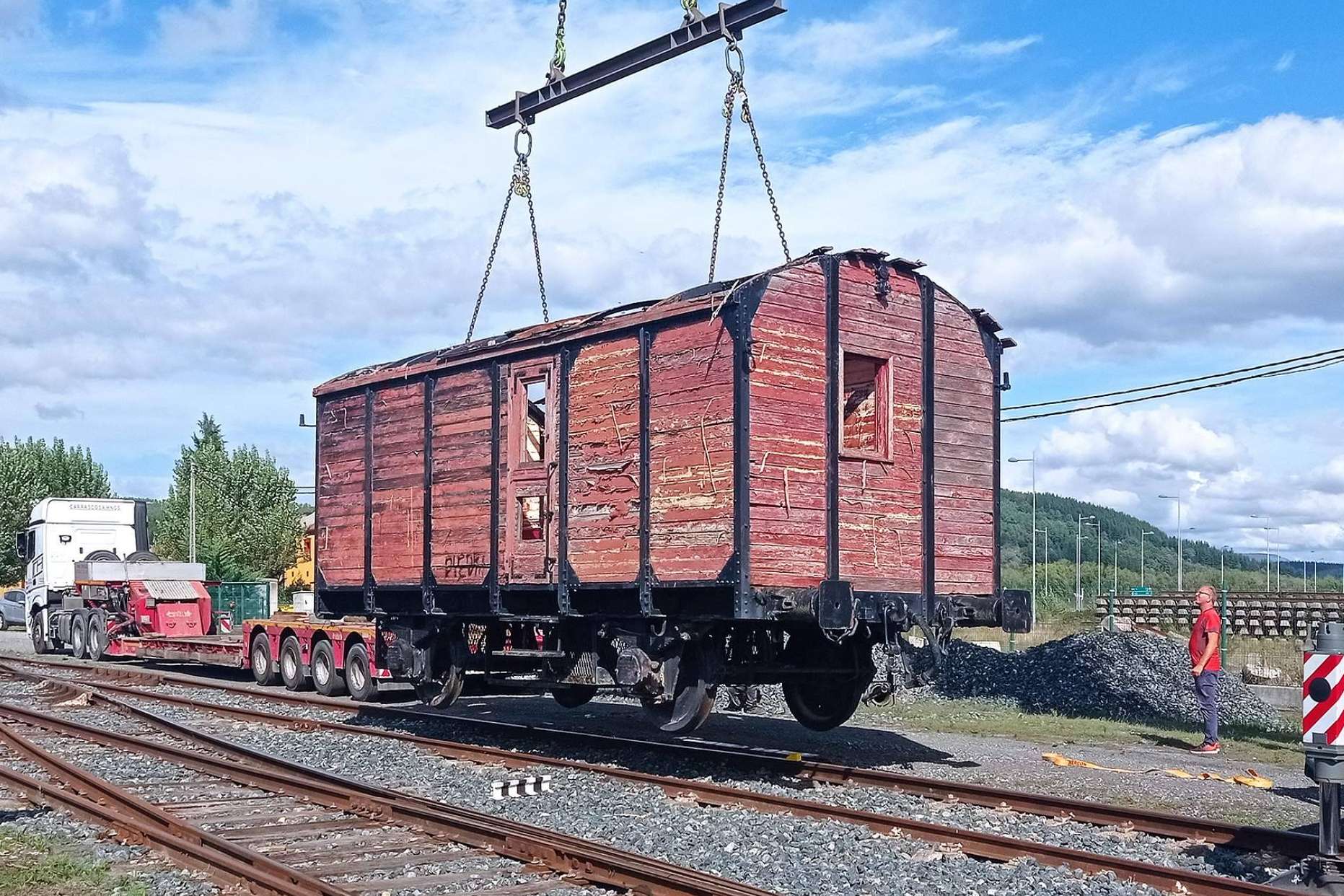 Traslado a talleres, por parte de la Fundación del Patrimonio Ferroviario, del histórico furgón del Estado WSF-2